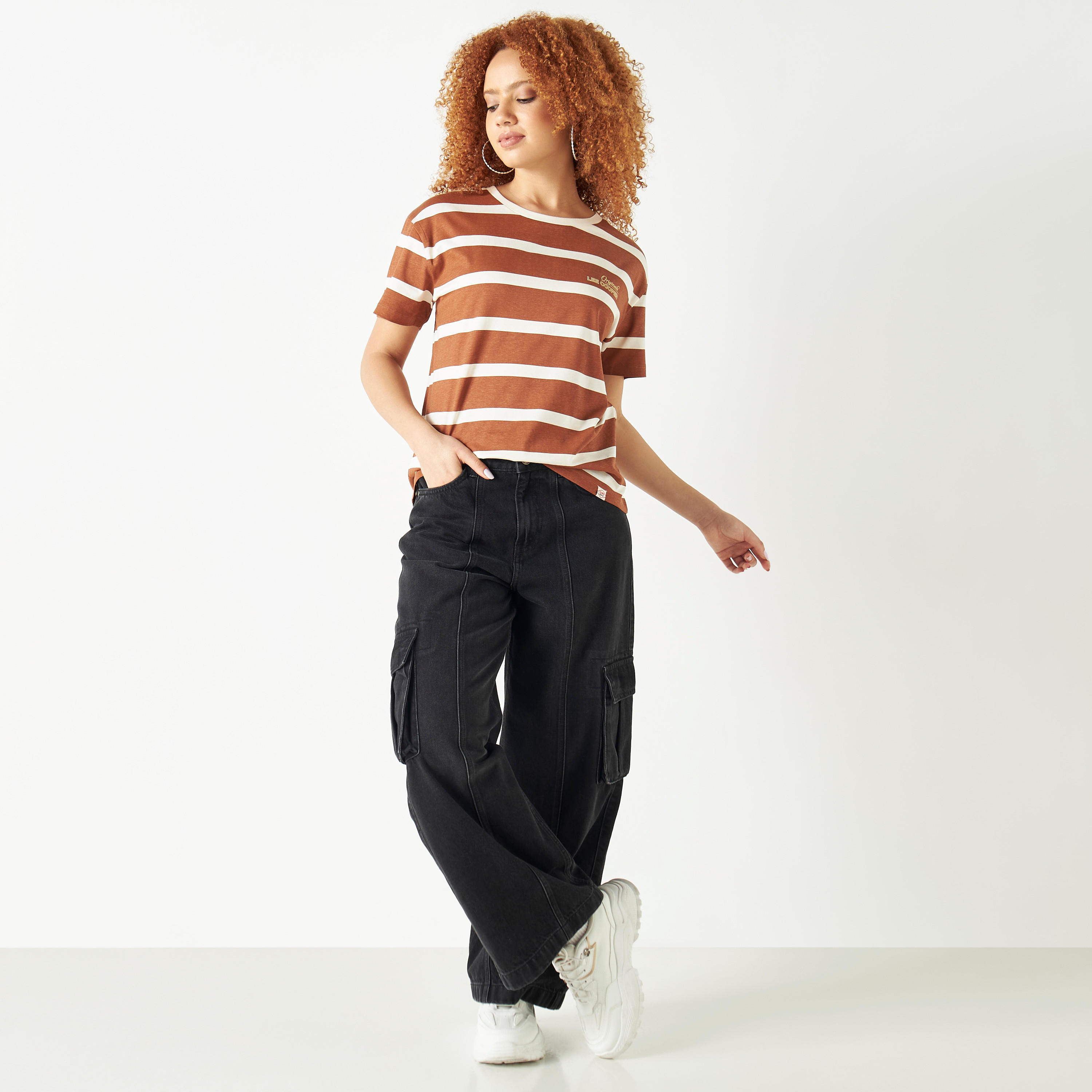 تيشيرت مخطط بأكمام قصيرة وياقة مستديرة بطبعات شعار من لي كوبر-women-clothing-tshirts-image-2