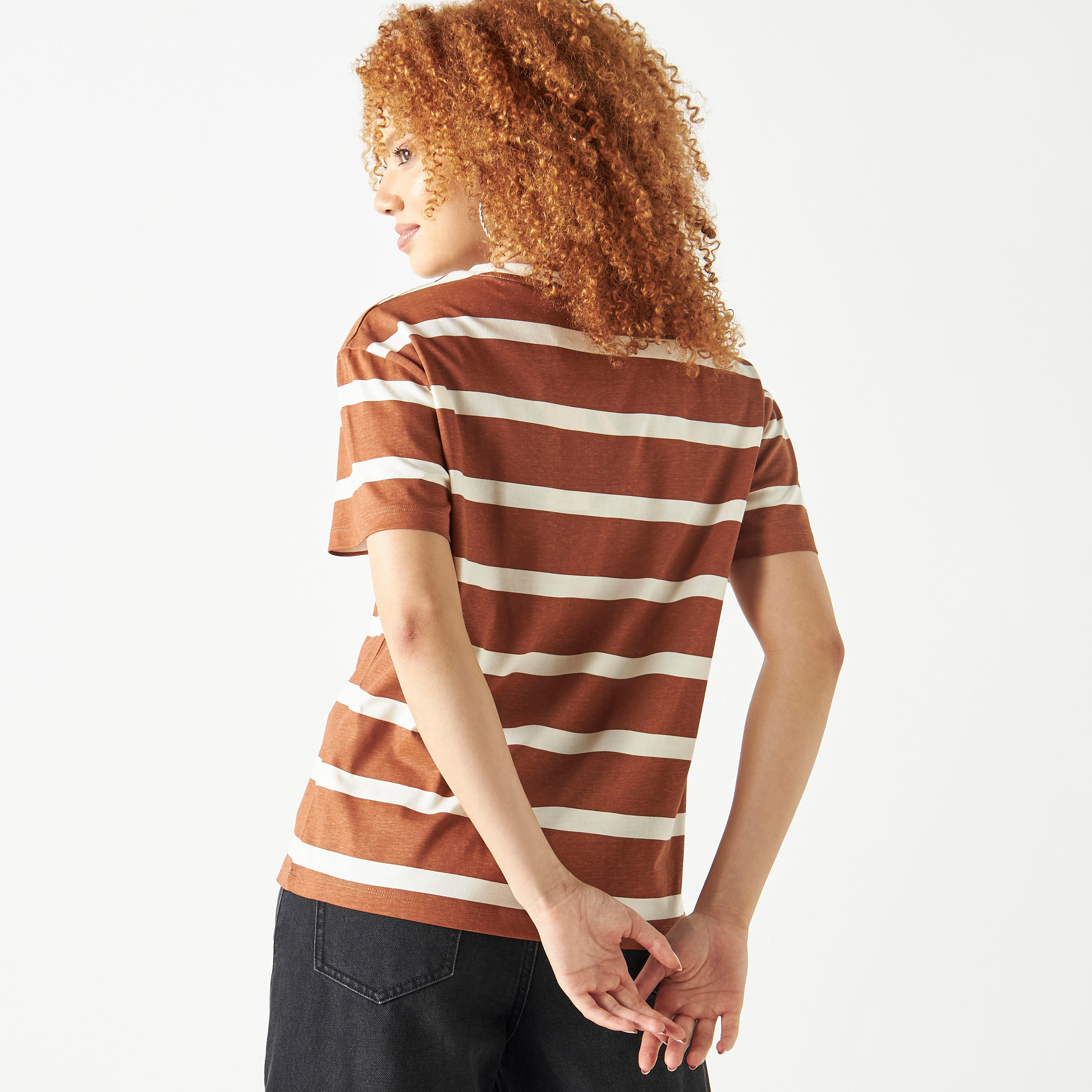 تيشيرت مخطط بأكمام قصيرة وياقة مستديرة بطبعات شعار من لي كوبر-women-clothing-tshirts-image-3