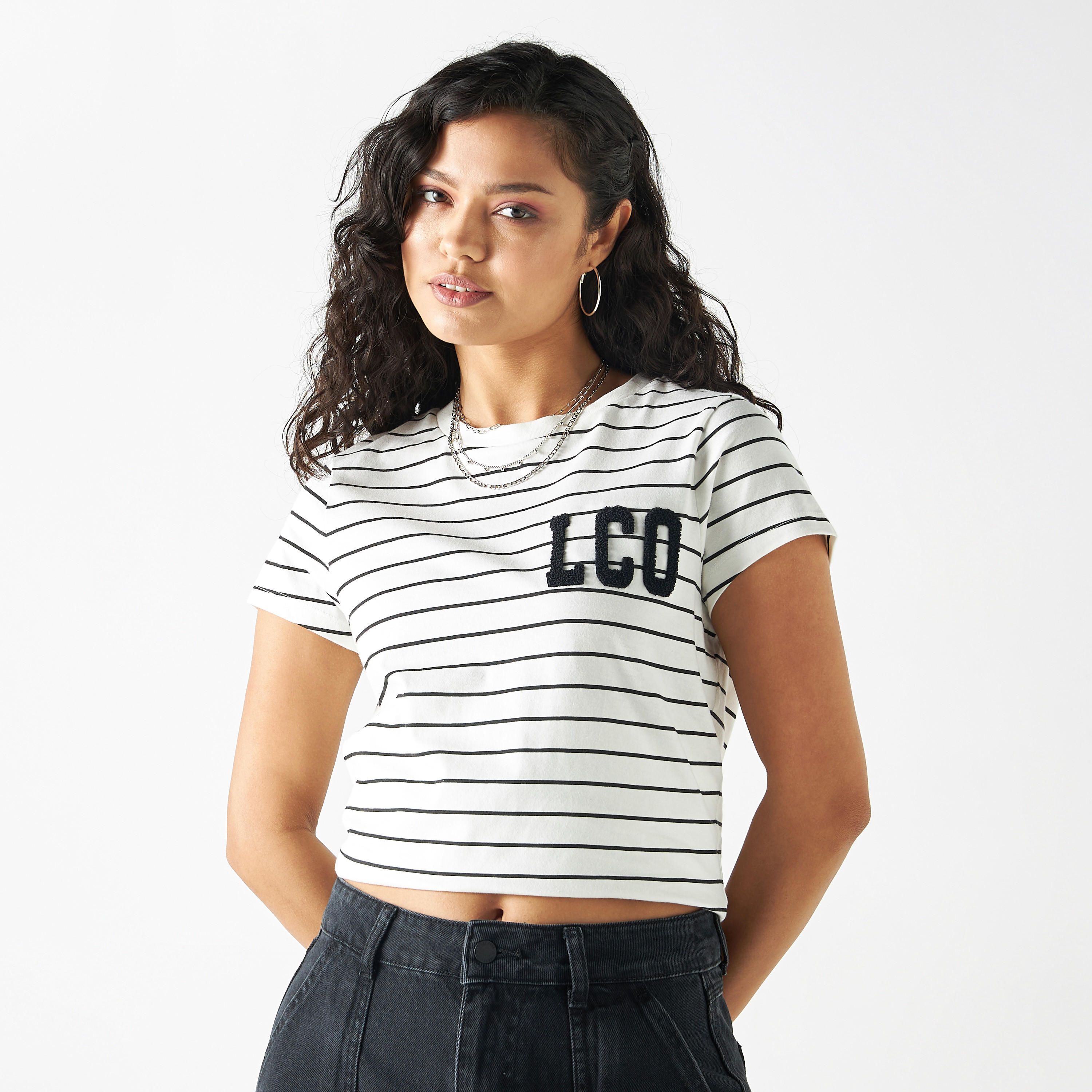 تيشيرت مخطط بياقة ضيقة وأكمام قصيرة وتفاصيل شعار من لي كوبر-women-clothing-tshirts-image-1