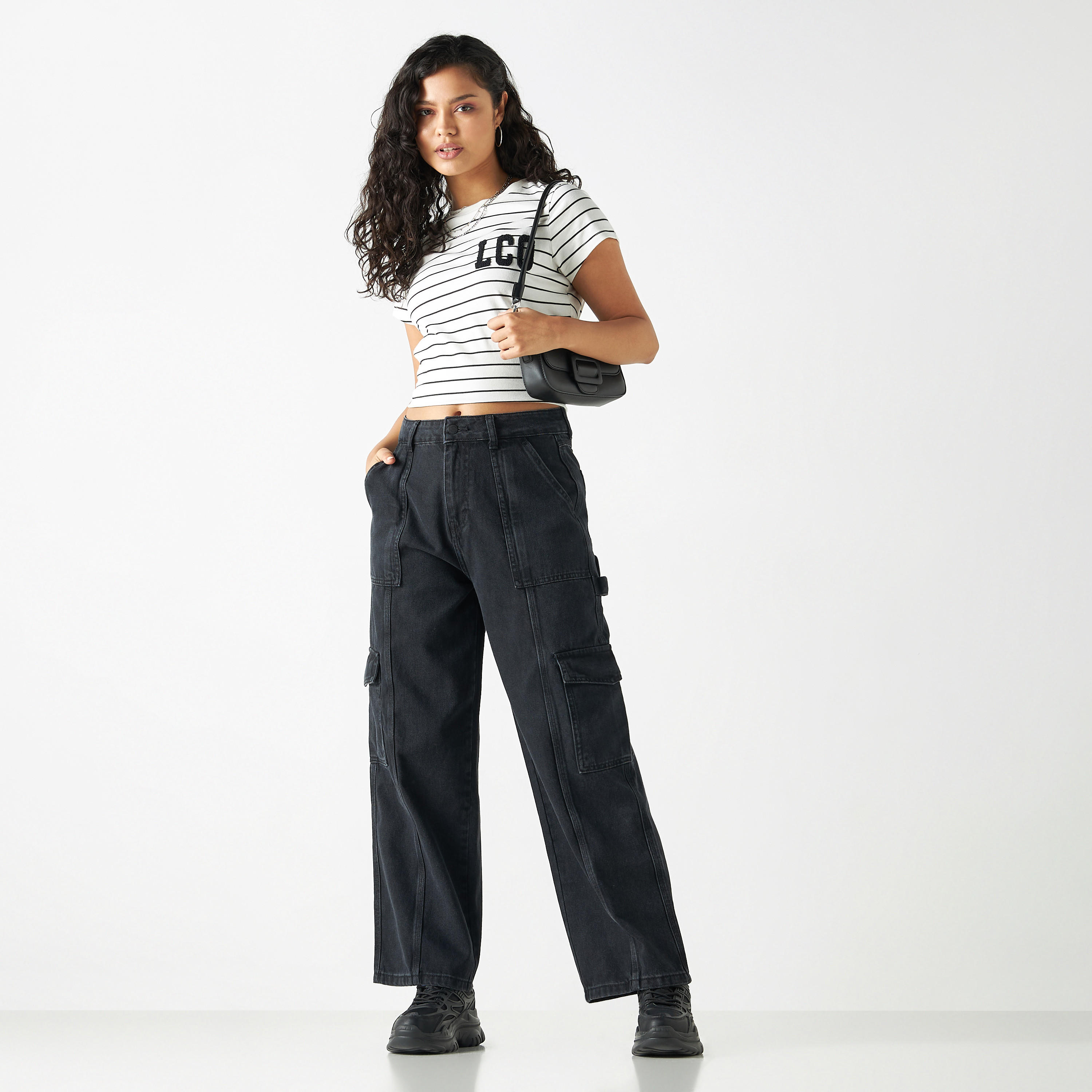 تيشيرت مخطط بياقة ضيقة وأكمام قصيرة وتفاصيل شعار من لي كوبر-women-clothing-tshirts-image-2