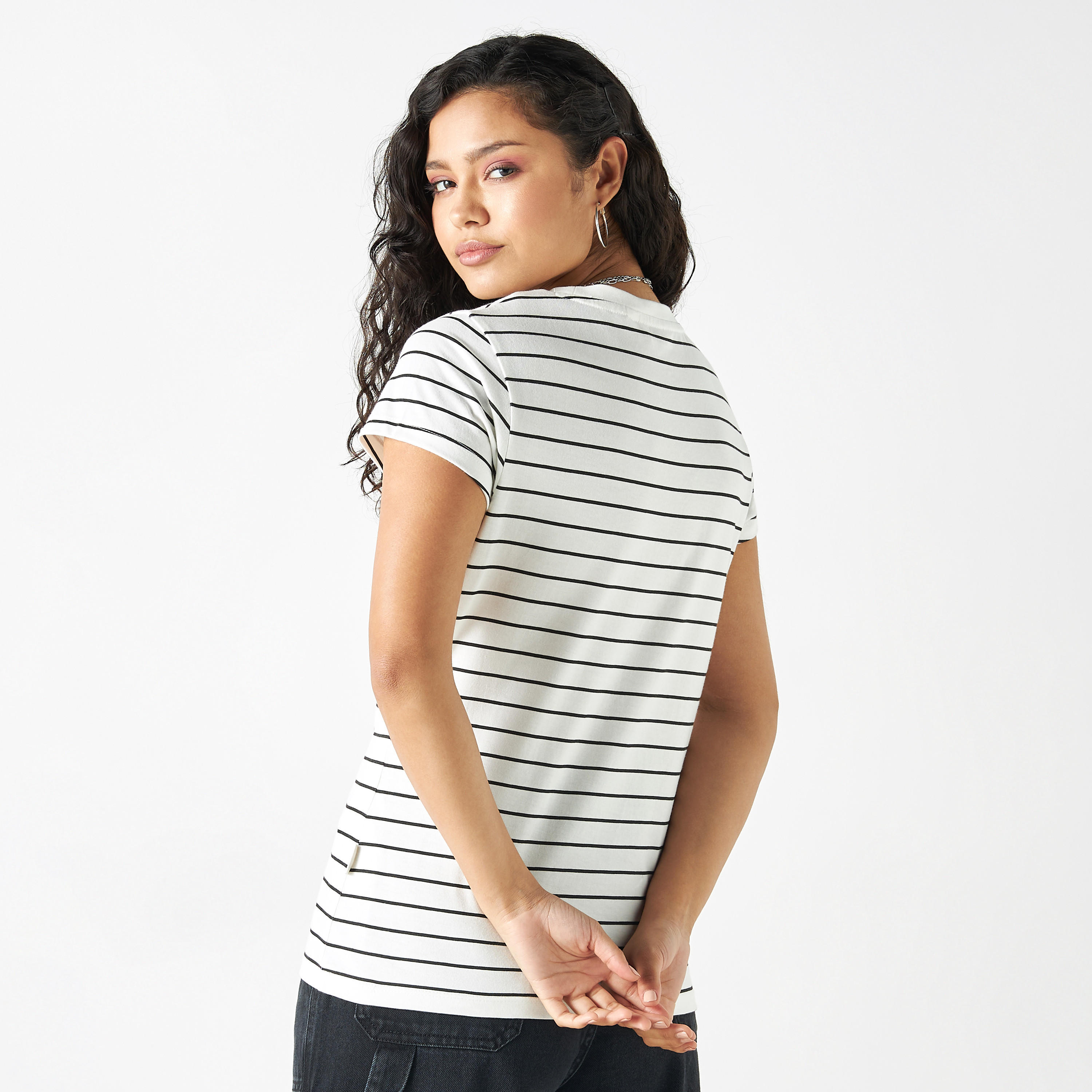 تيشيرت مخطط بياقة ضيقة وأكمام قصيرة وتفاصيل شعار من لي كوبر-women-clothing-tshirts-image-3