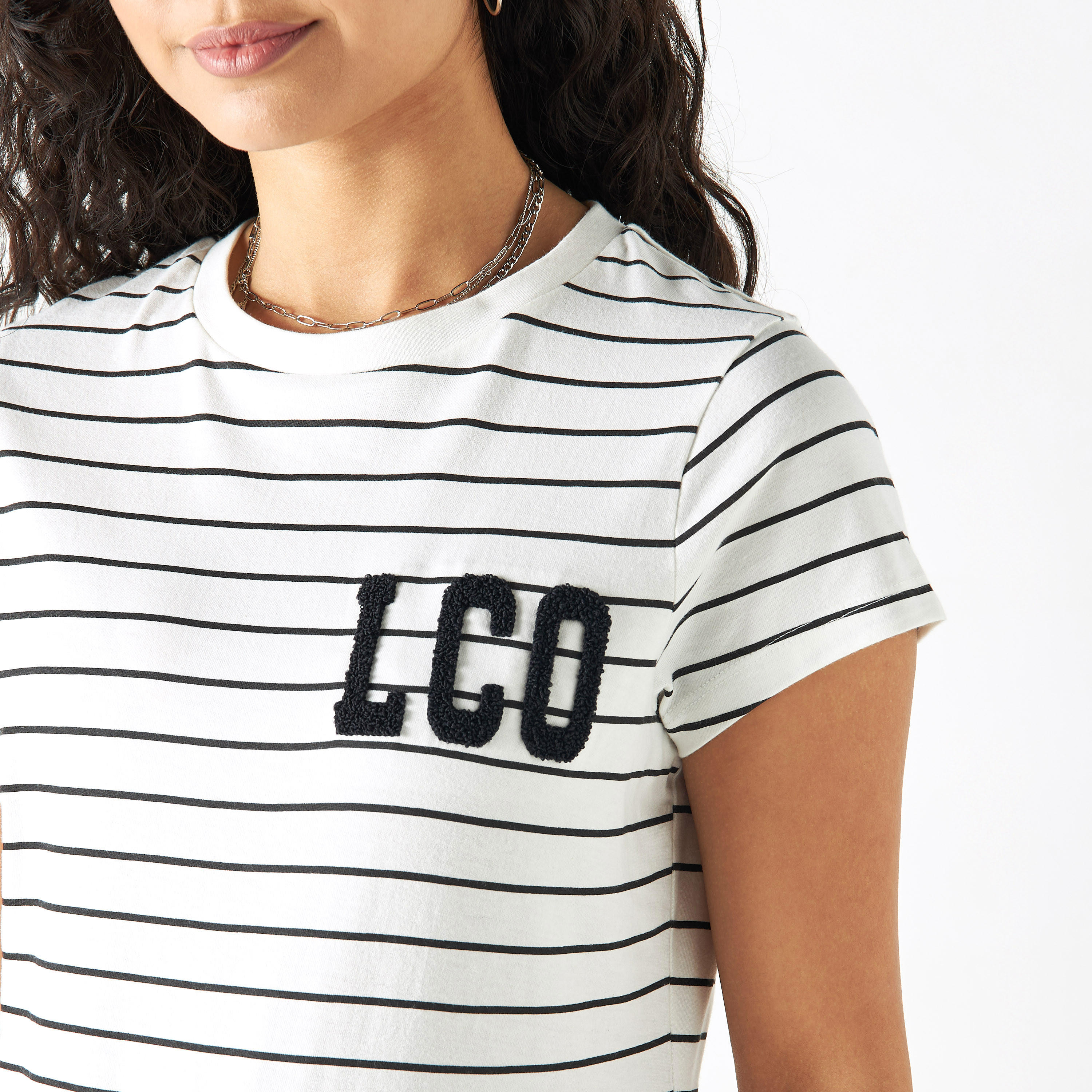 تيشيرت مخطط بياقة ضيقة وأكمام قصيرة وتفاصيل شعار من لي كوبر-women-clothing-tshirts-image-4