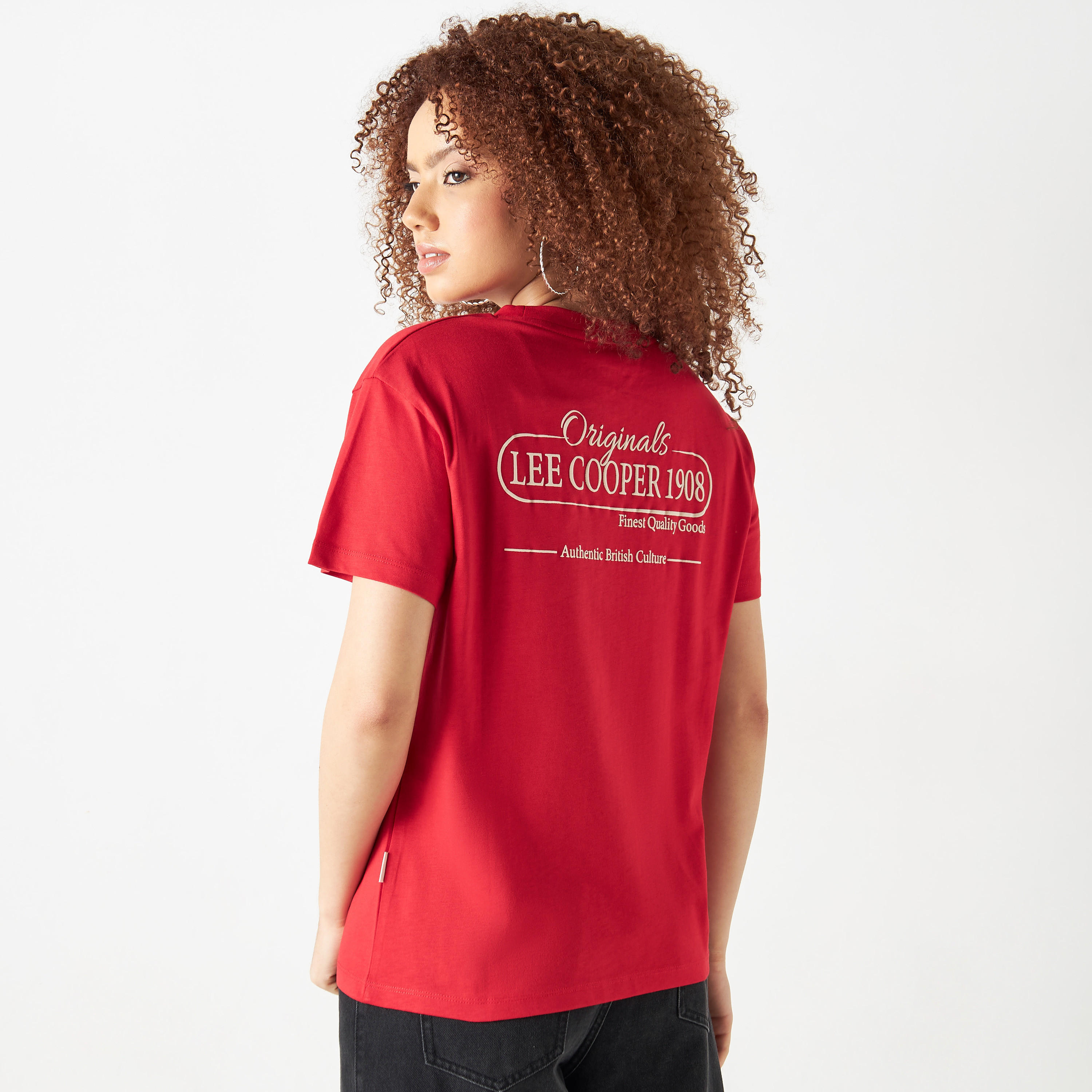 تيشيرت قطن بياقة ضيّقة وأكمام قصيرة وتفاصيل الشعار من لي كوبر-women-clothing-tshirts-image-1