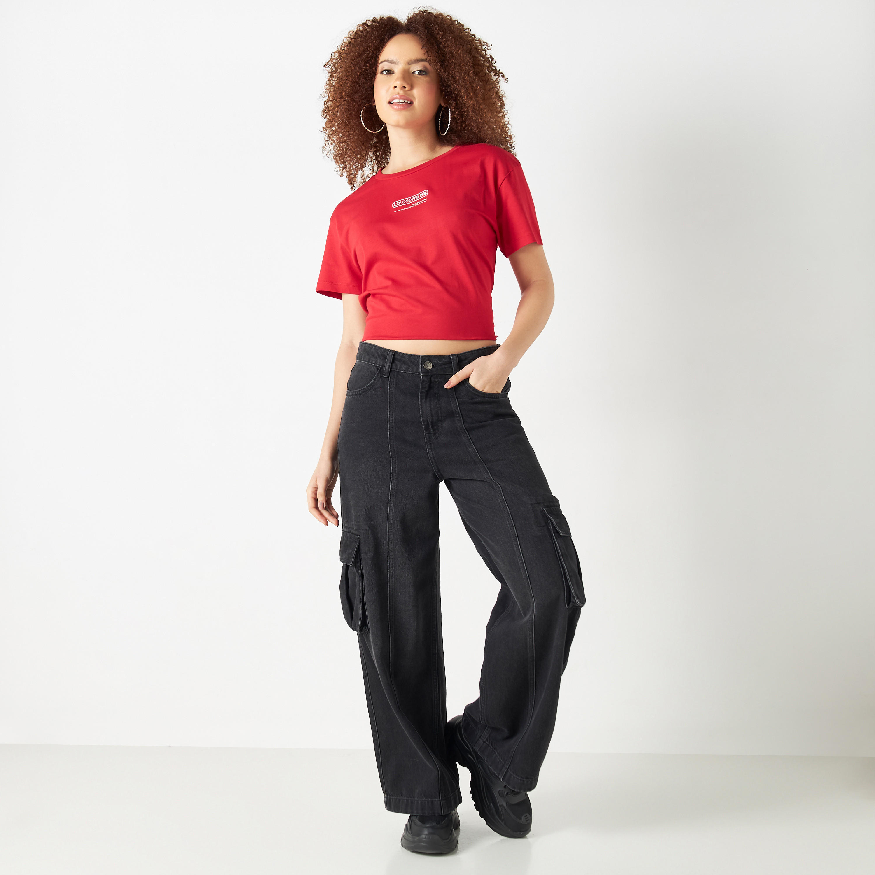 تيشيرت قطن بياقة ضيّقة وأكمام قصيرة وتفاصيل الشعار من لي كوبر-women-clothing-tshirts-image-2