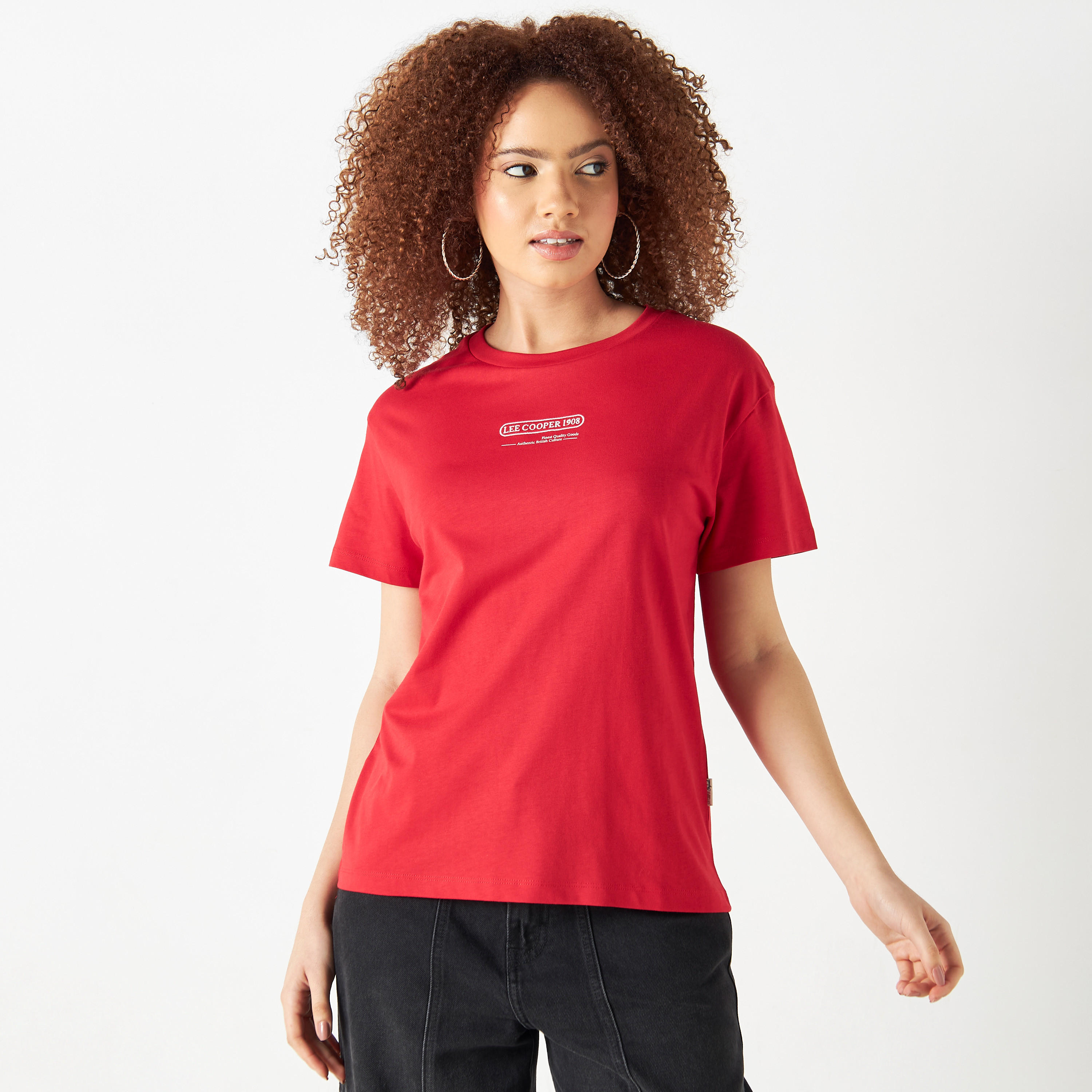 تيشيرت قطن بياقة ضيّقة وأكمام قصيرة وتفاصيل الشعار من لي كوبر-women-clothing-tshirts-image-3