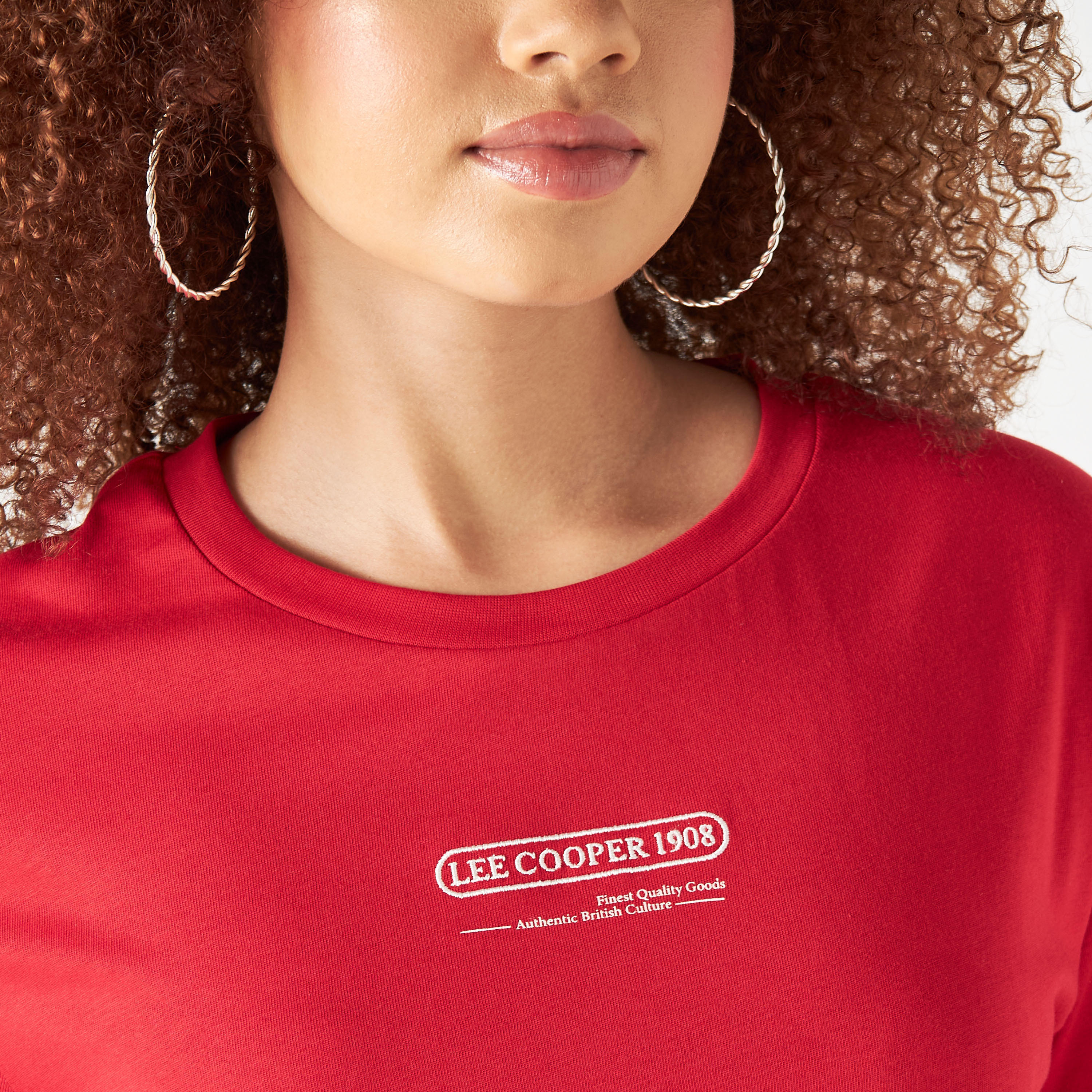 تيشيرت قطن بياقة ضيّقة وأكمام قصيرة وتفاصيل الشعار من لي كوبر-women-clothing-tshirts-image-4