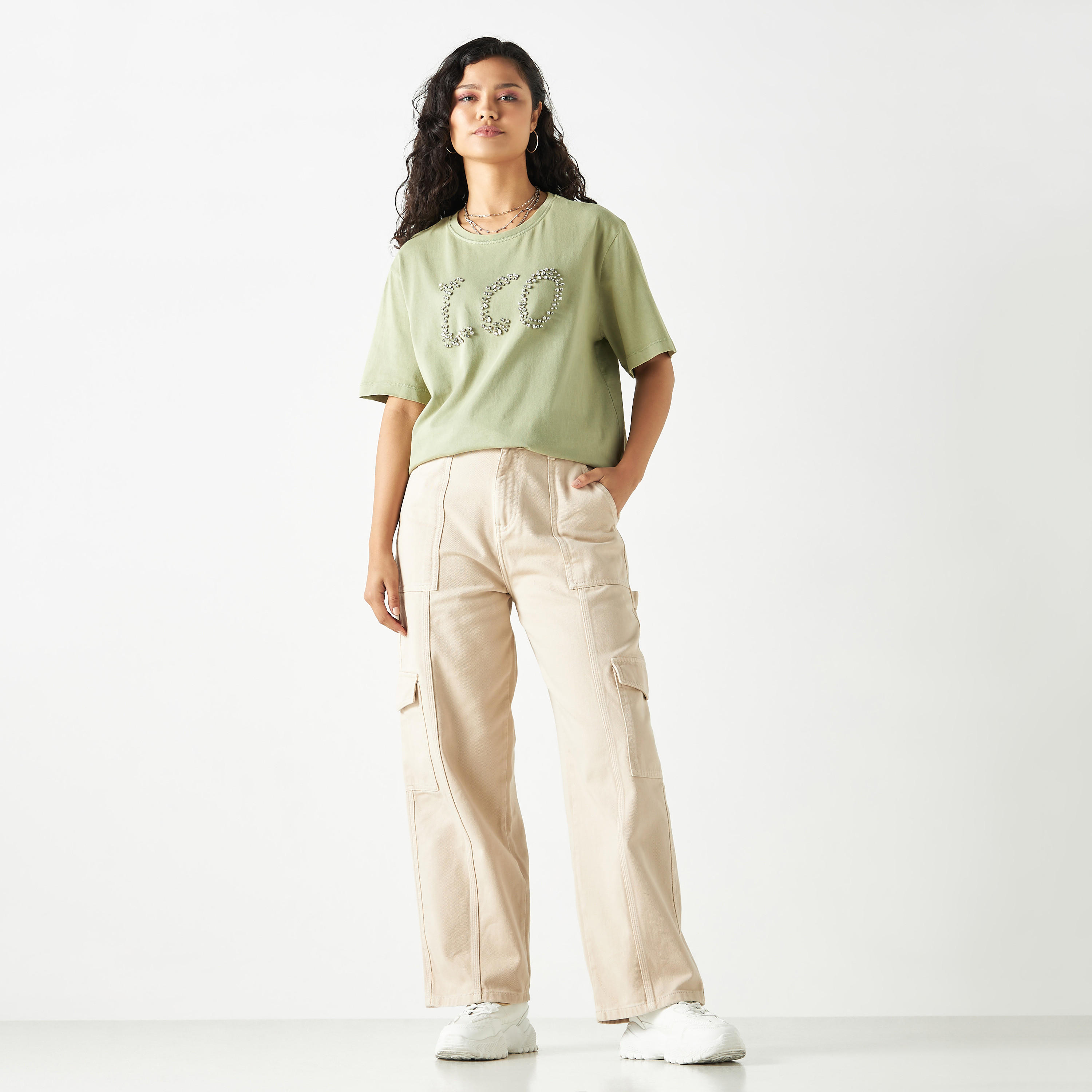 تيشيرت قطن مزين بياقة ضيّقة وأكمام قصيرة من لي كوبر-women-clothing-tshirts-image-2