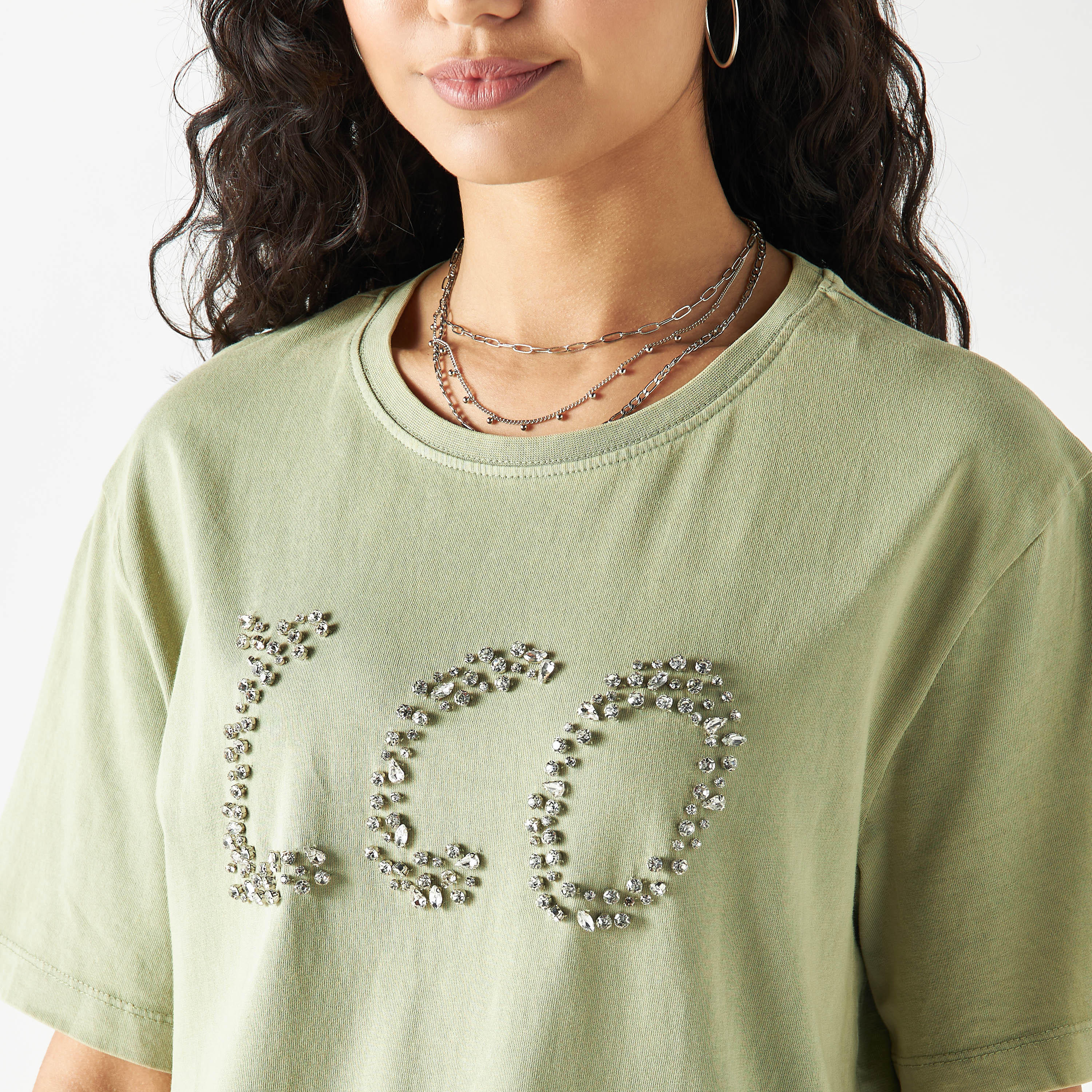 تيشيرت قطن مزين بياقة ضيّقة وأكمام قصيرة من لي كوبر-women-clothing-tshirts-image-4
