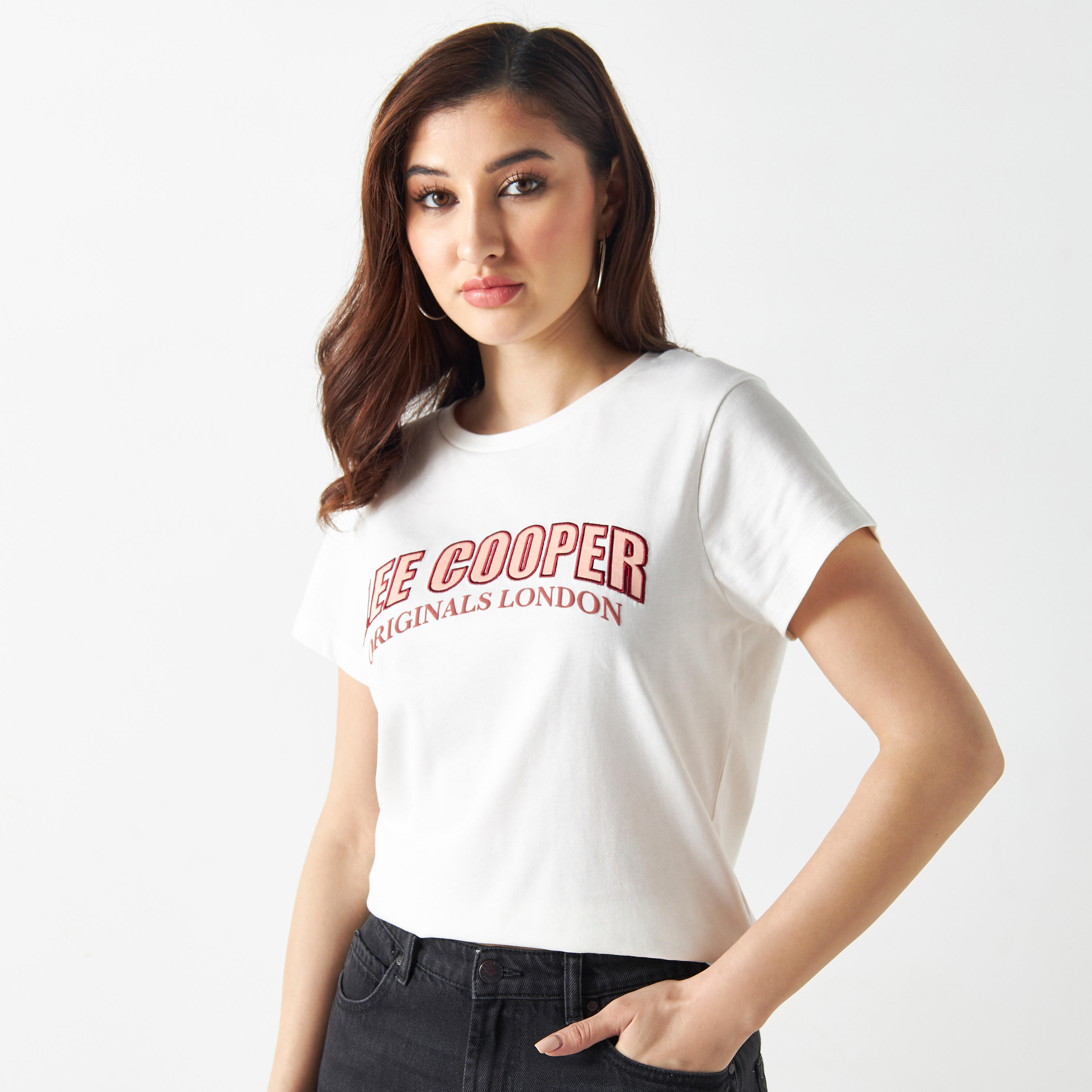 تيشيرت بتفاصيل تيبوجرافية وأكمام قصيرة من لي كوبر-women-clothing-tshirts-image-1