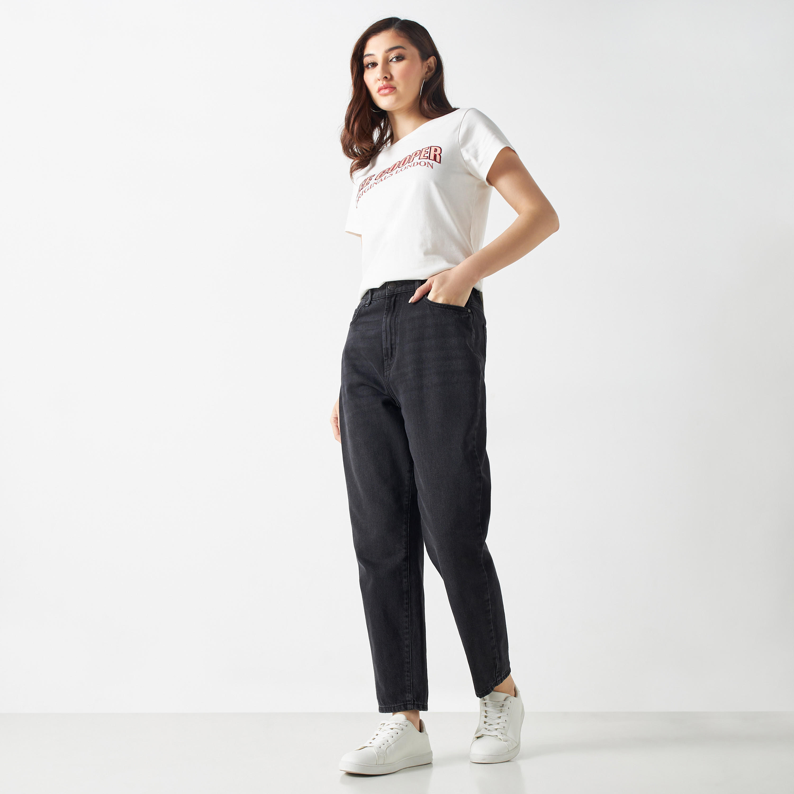 تيشيرت بتفاصيل تيبوجرافية وأكمام قصيرة من لي كوبر-women-clothing-tshirts-image-2