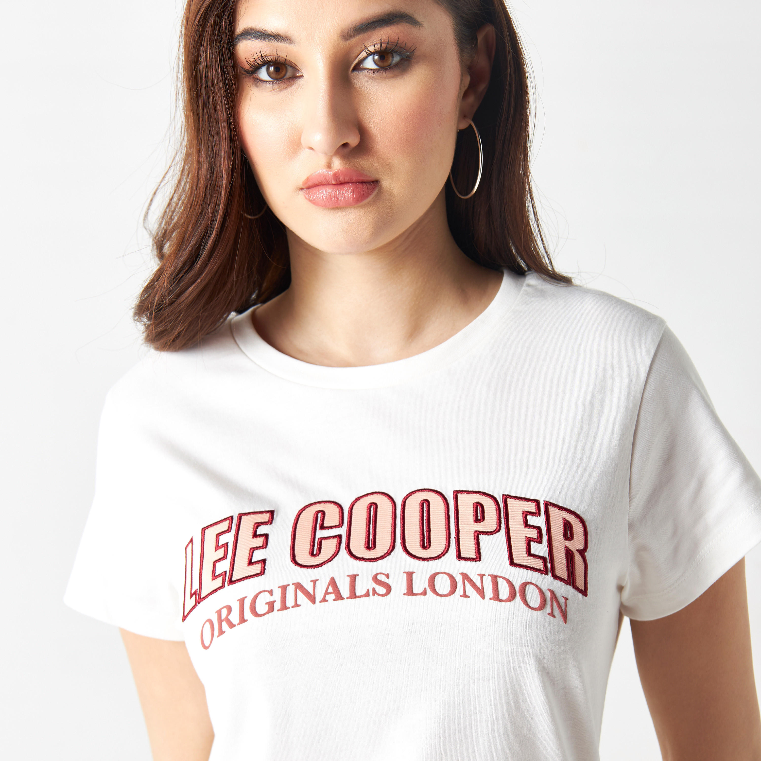 تيشيرت بتفاصيل تيبوجرافية وأكمام قصيرة من لي كوبر-women-clothing-tshirts-image-4