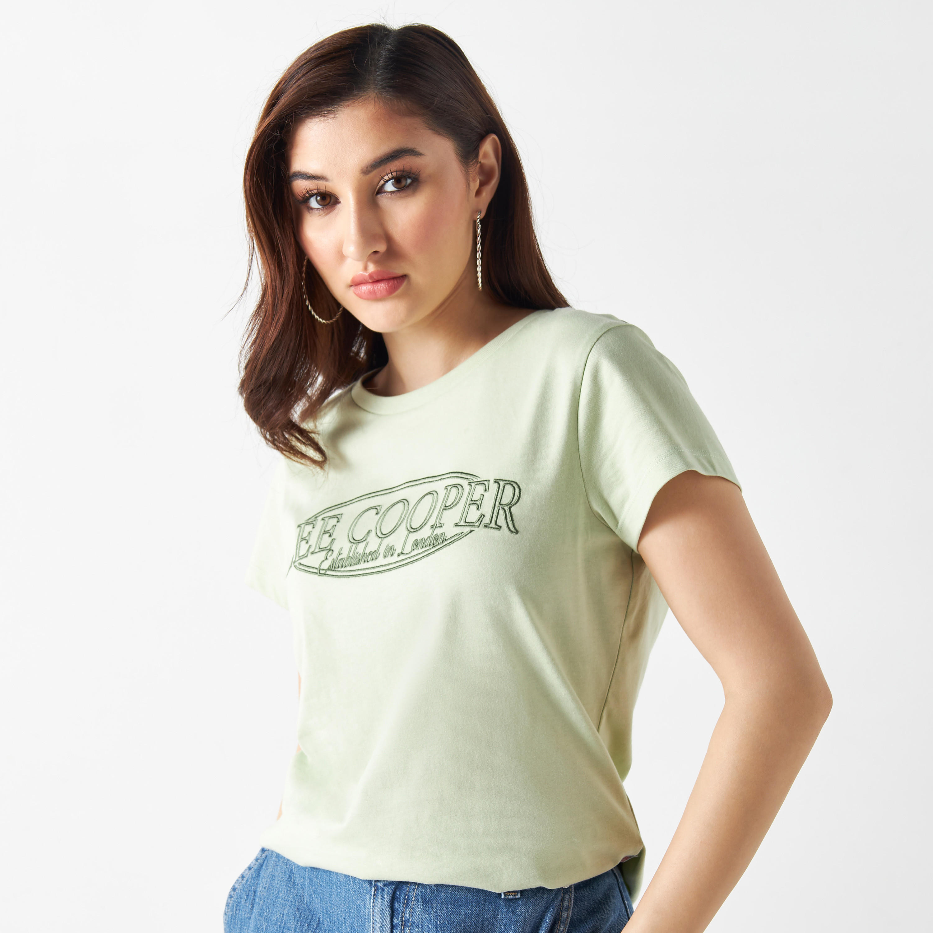 تيشيرت بتفاصيل تيبوجرافي وأكمام قصيرة من لي كوبر-women-clothing-tshirts-image-1