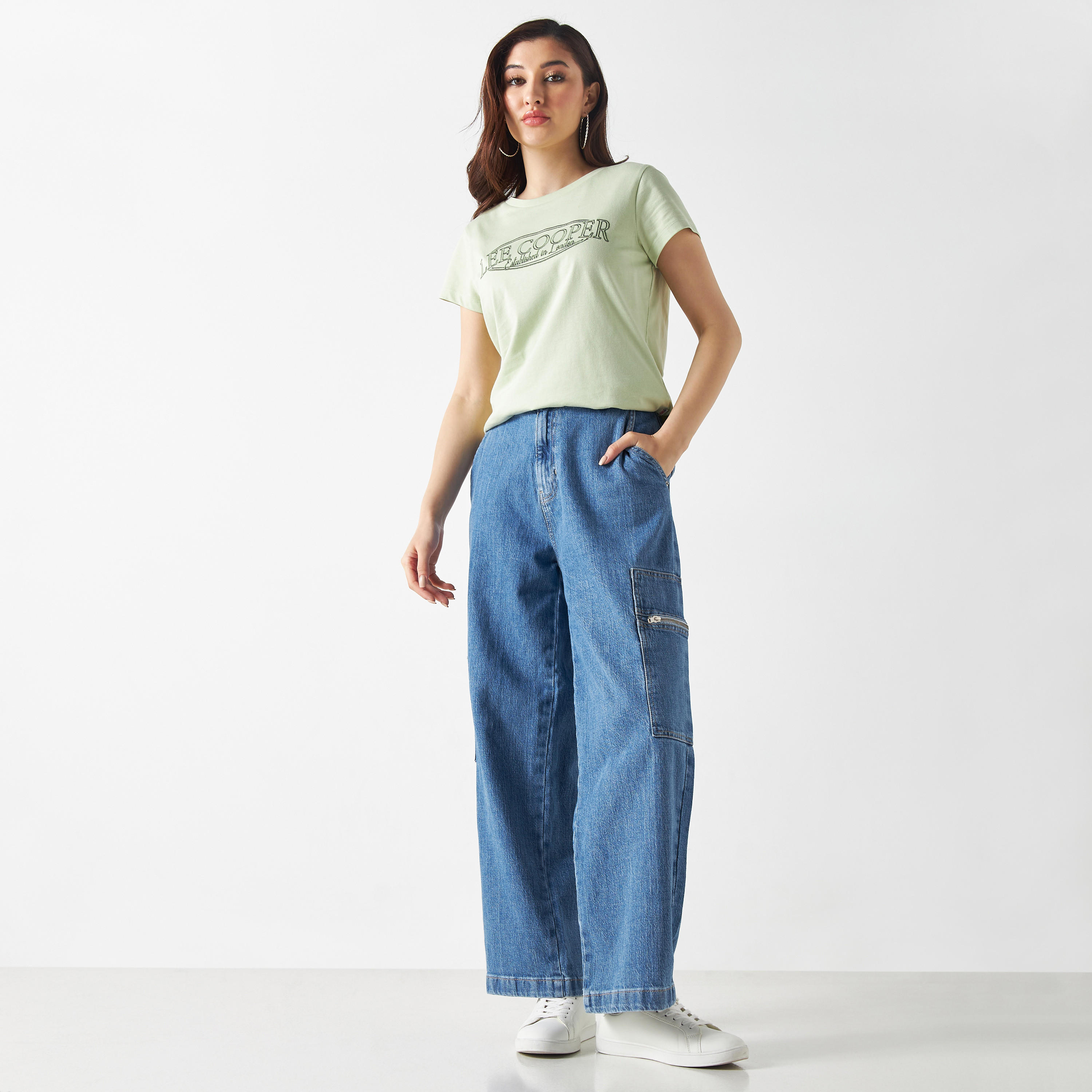 تيشيرت بتفاصيل تيبوجرافي وأكمام قصيرة من لي كوبر-women-clothing-tshirts-image-2