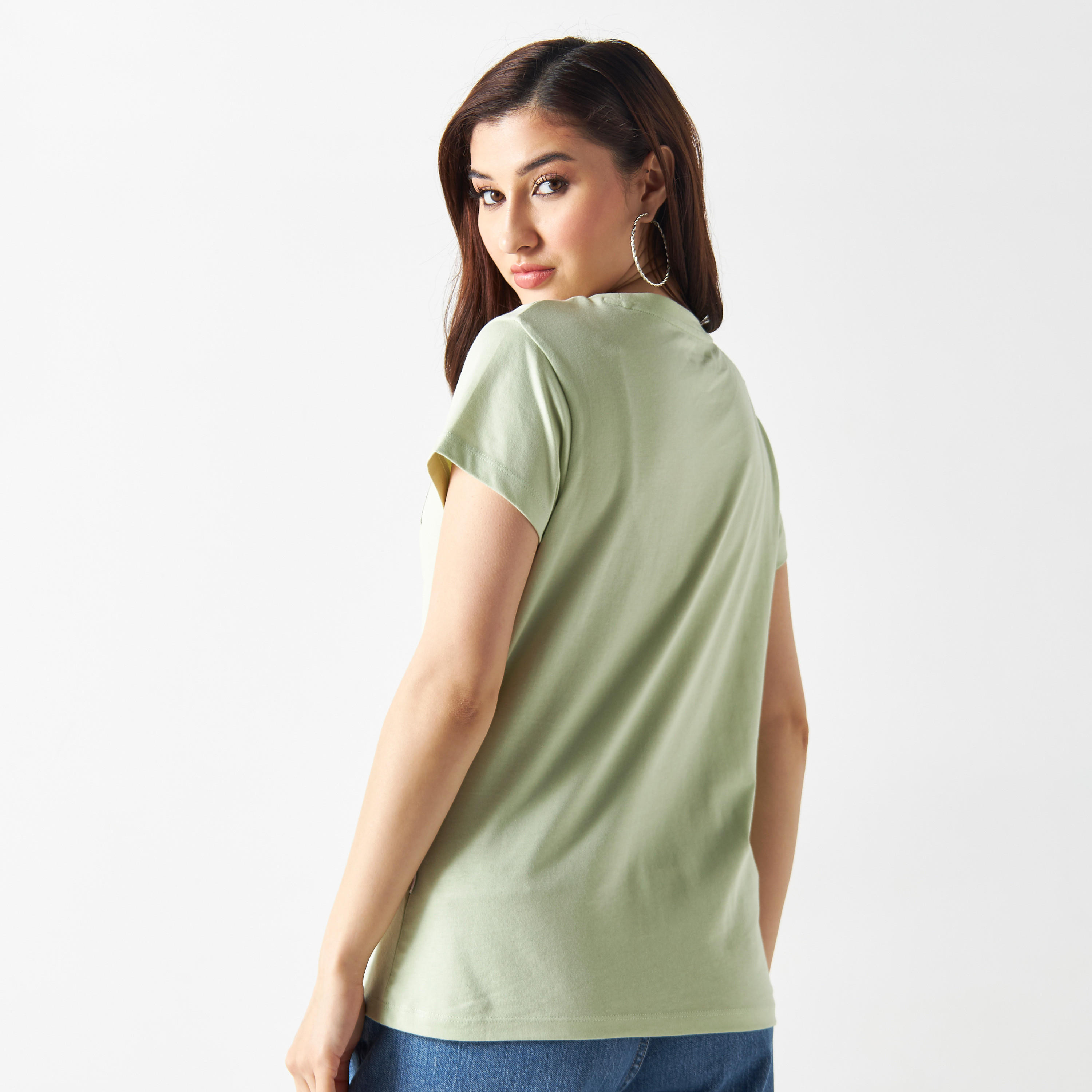 تيشيرت بتفاصيل تيبوجرافي وأكمام قصيرة من لي كوبر-women-clothing-tshirts-image-3