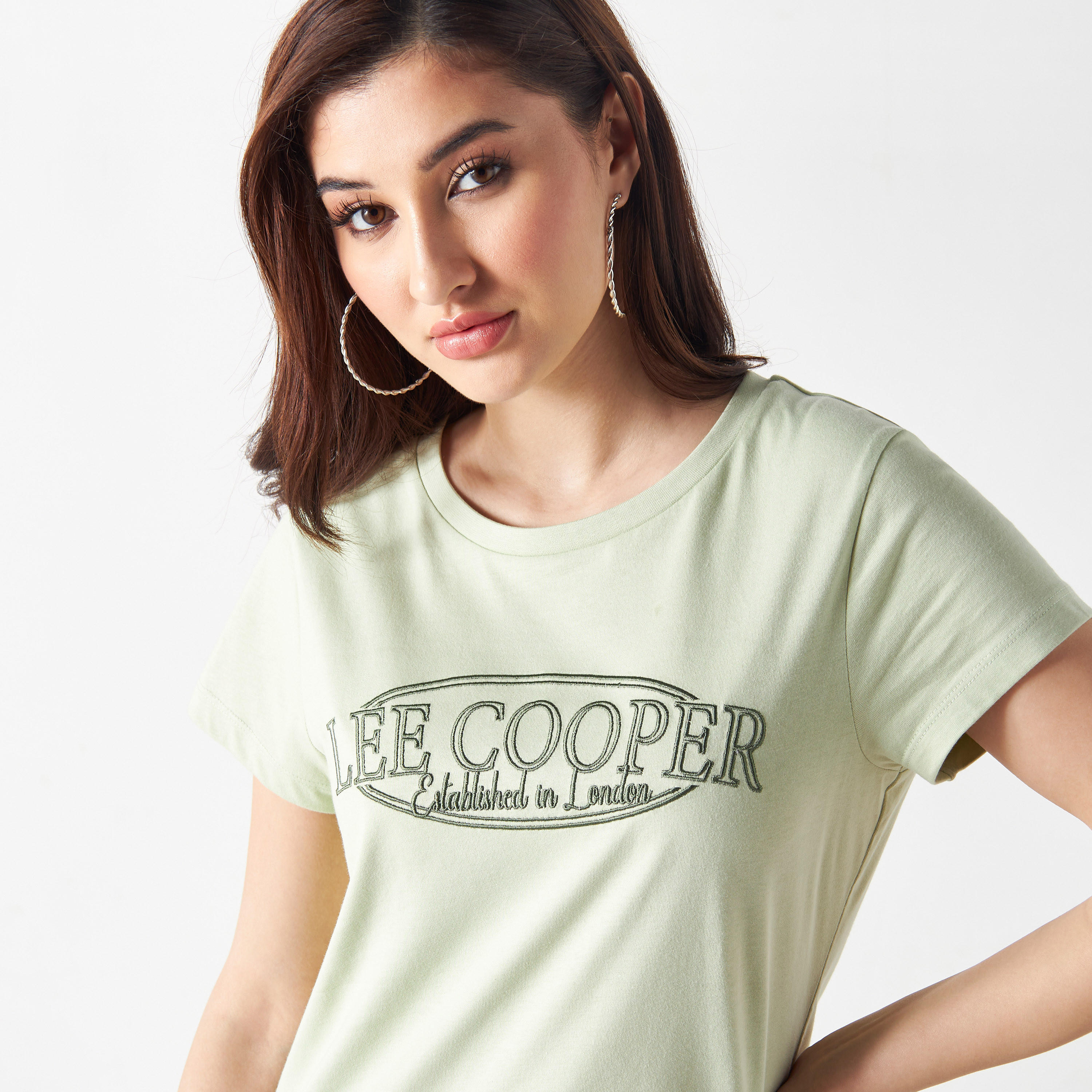تيشيرت بتفاصيل تيبوجرافي وأكمام قصيرة من لي كوبر-women-clothing-tshirts-image-4