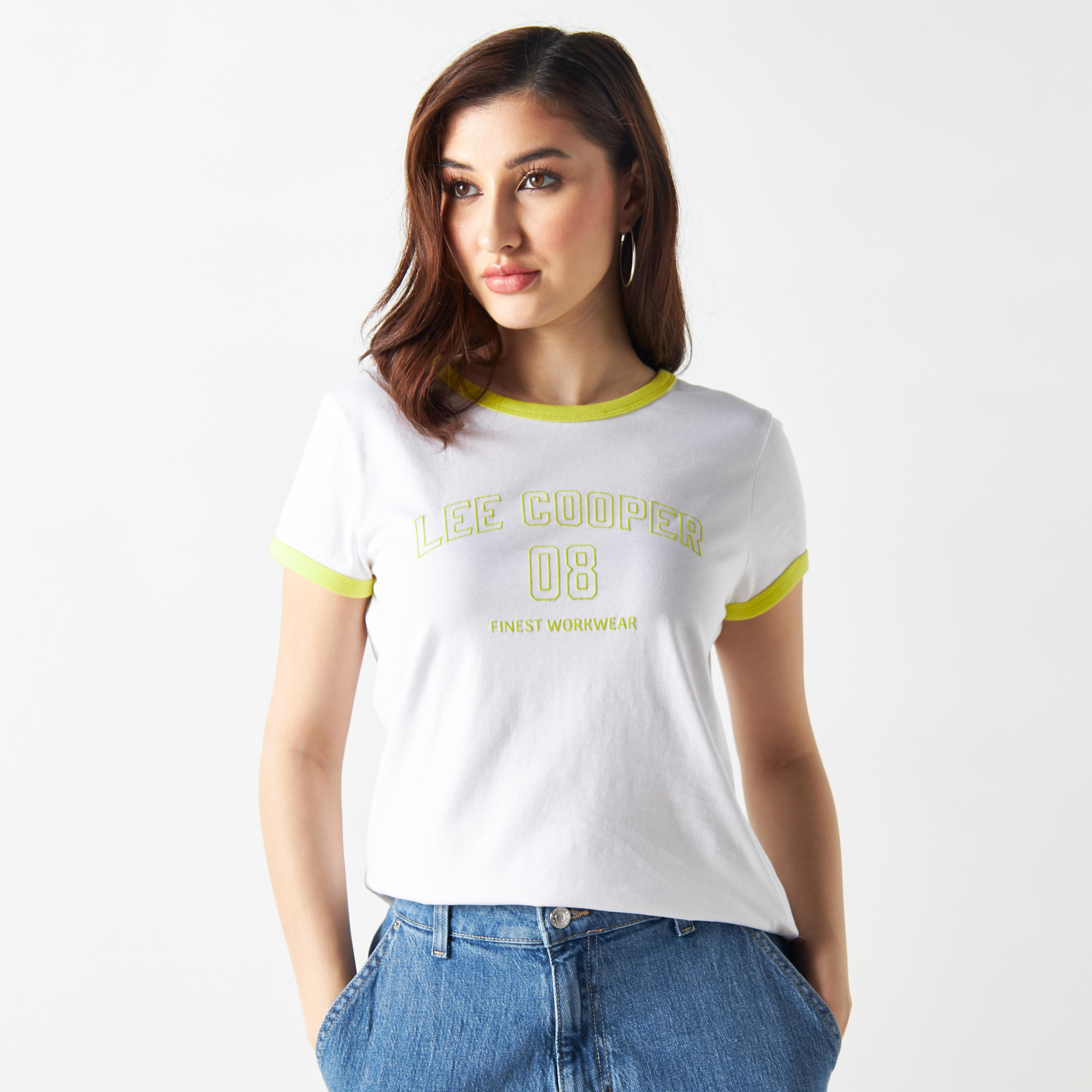 تيشيرت بتفاصيل تيبوجرافية وأكمام قصيرة من لي كوبر-women-clothing-tshirts-image-1