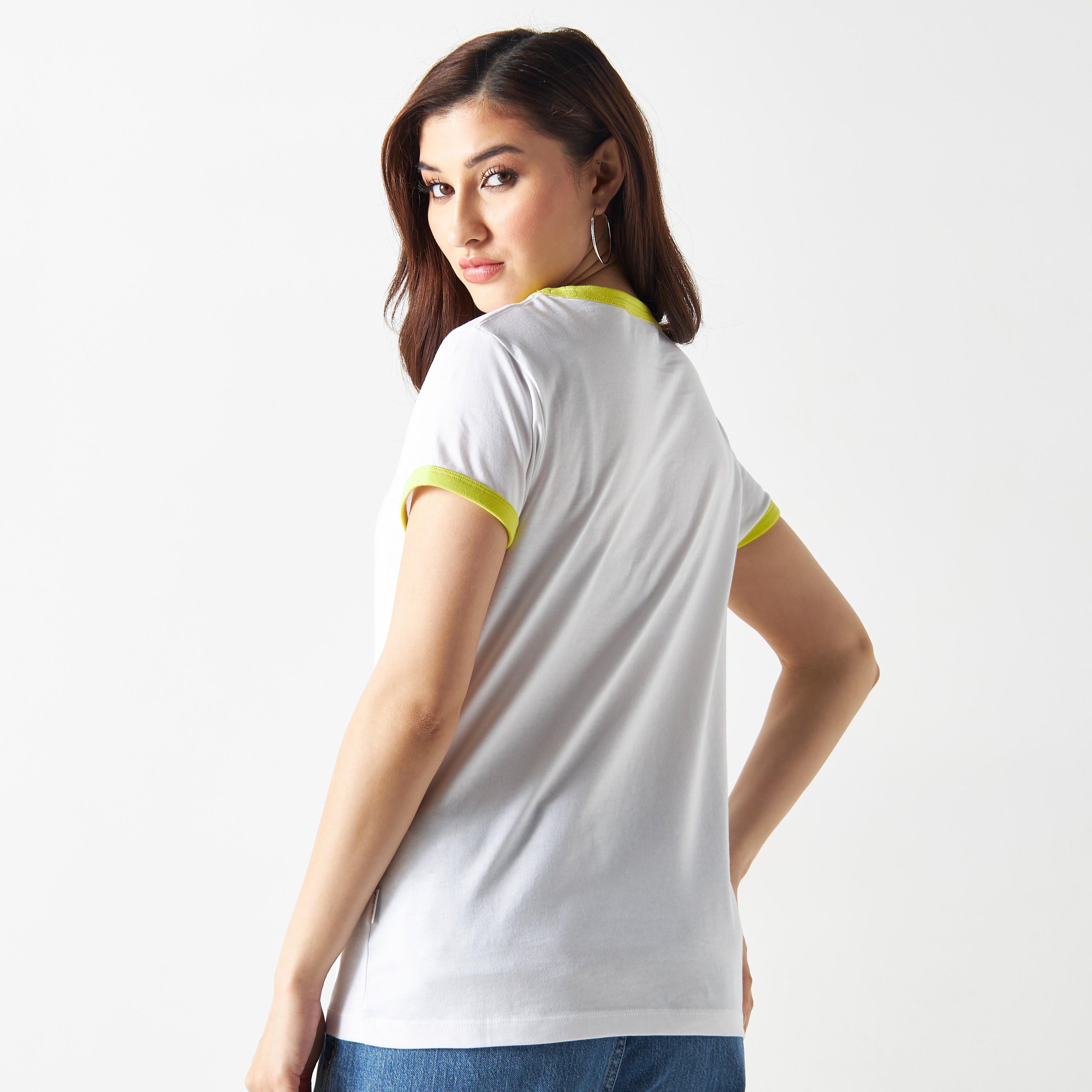 تيشيرت بتفاصيل تيبوجرافية وأكمام قصيرة من لي كوبر-women-clothing-tshirts-image-3