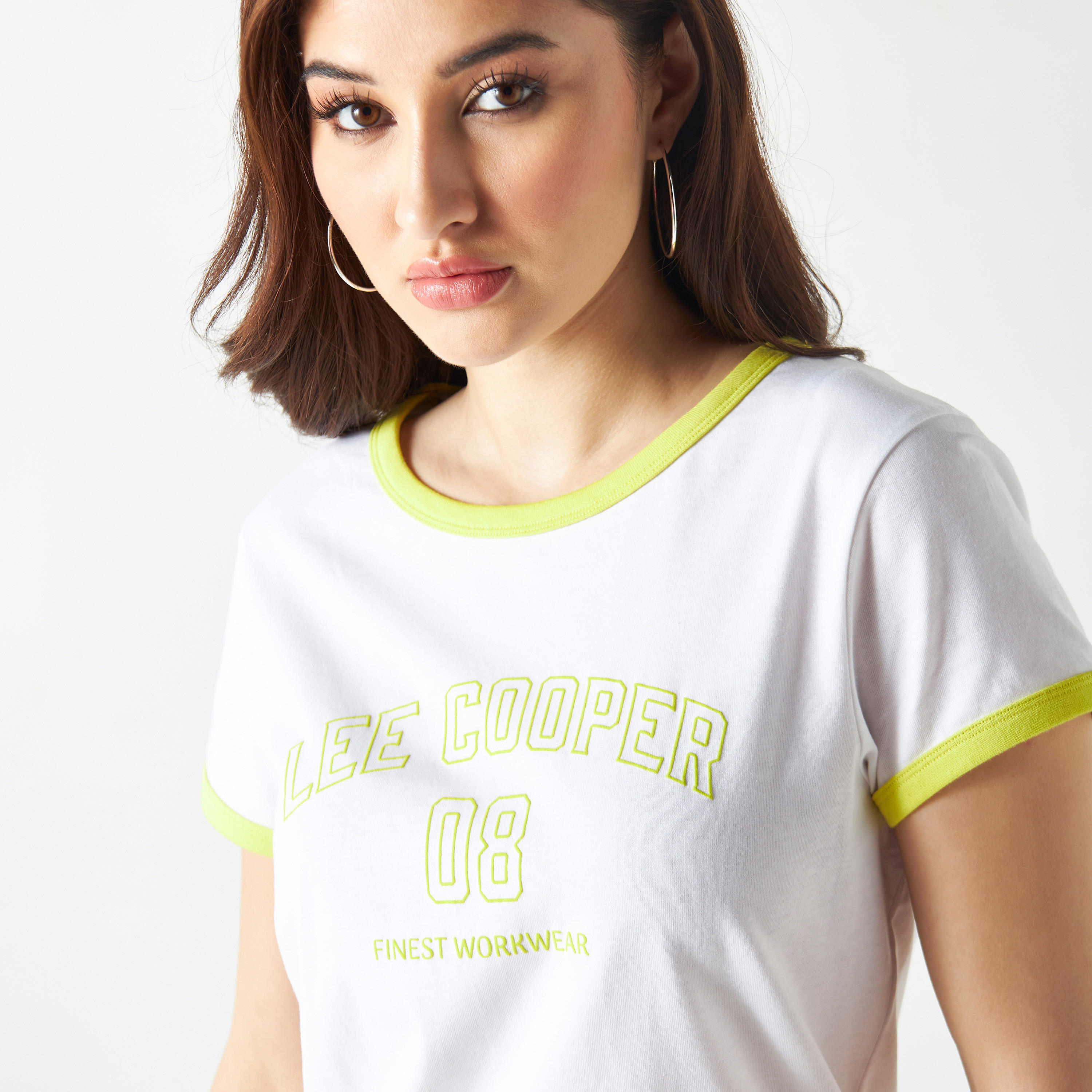تيشيرت بتفاصيل تيبوجرافية وأكمام قصيرة من لي كوبر-women-clothing-tshirts-image-4