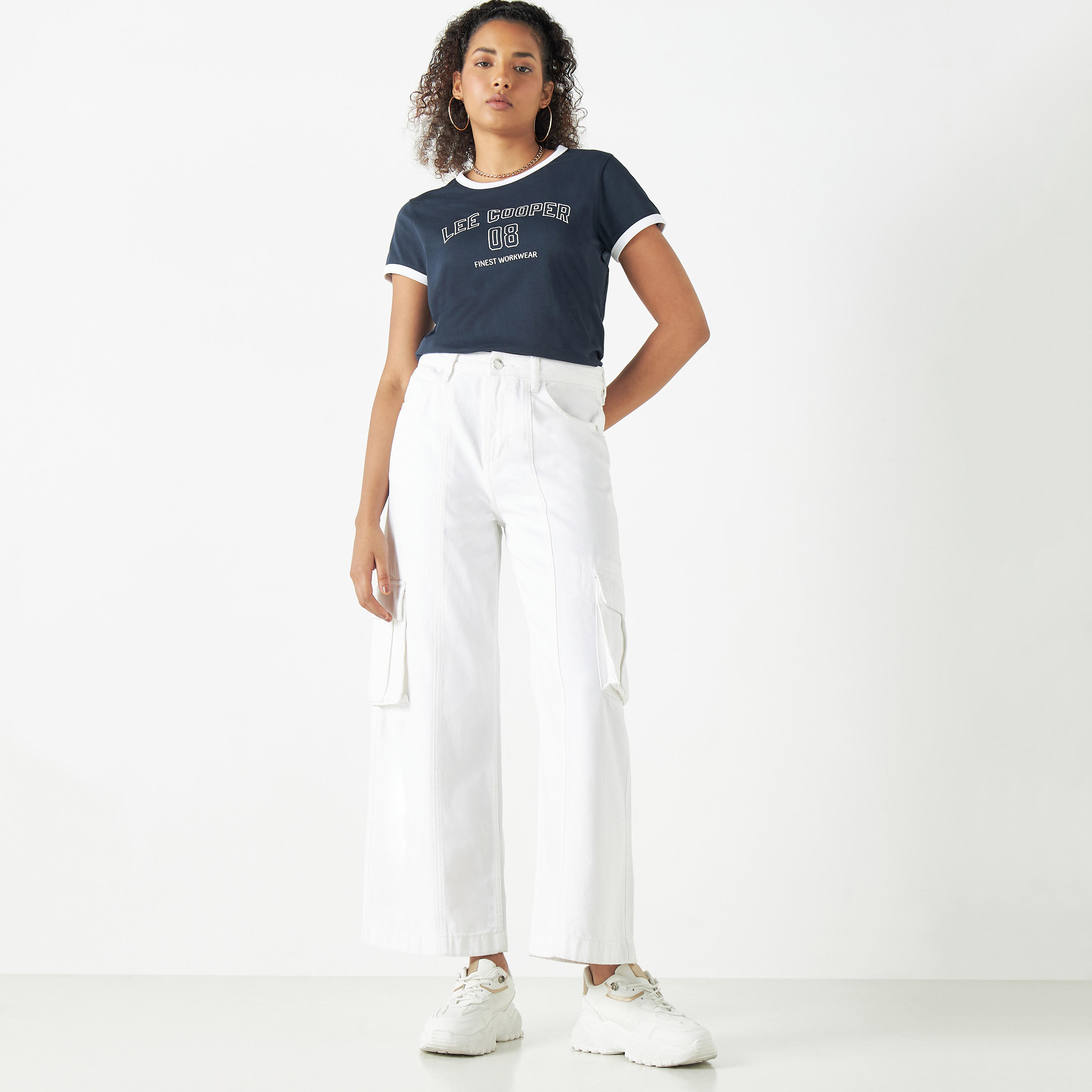 تيشيرت بتفاصيل تيبوجرافية وأكمام قصيرة من لي كوبر-women-clothing-tshirts-image-2