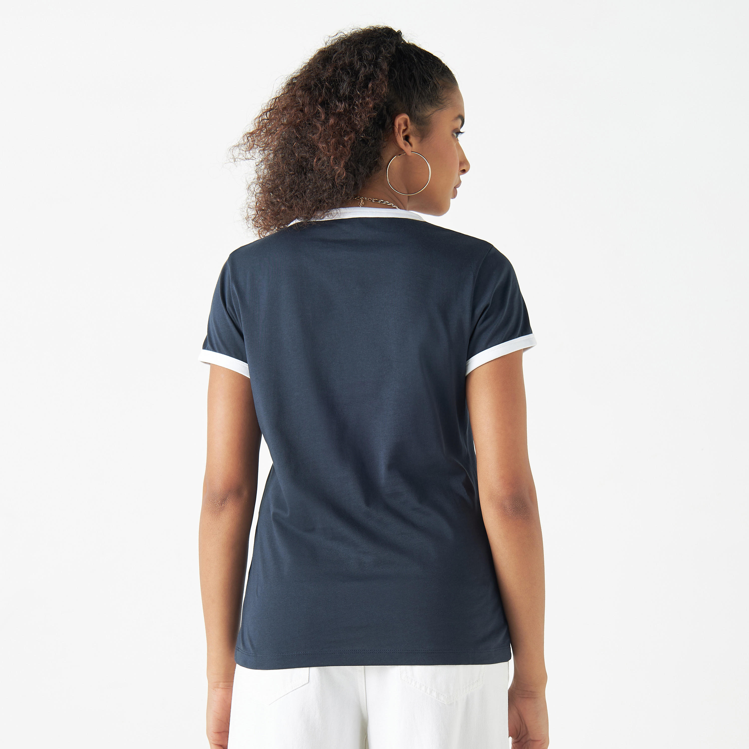تيشيرت بتفاصيل تيبوجرافية وأكمام قصيرة من لي كوبر-women-clothing-tshirts-image-3