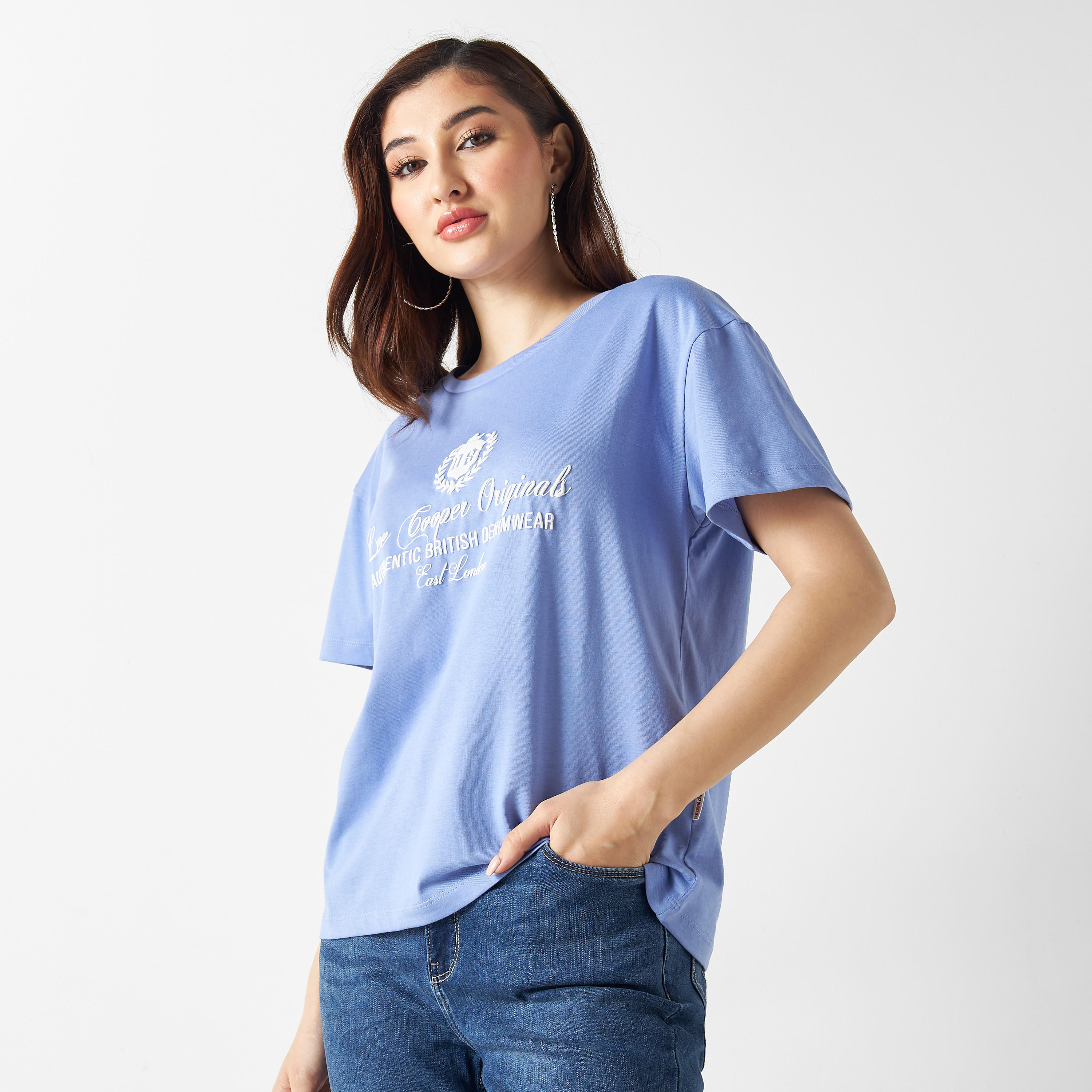 تيشيرت بتفاصيل تيبوجرافية وأكمام قصيرة من لي كوبر-women-clothing-tshirts-image-1