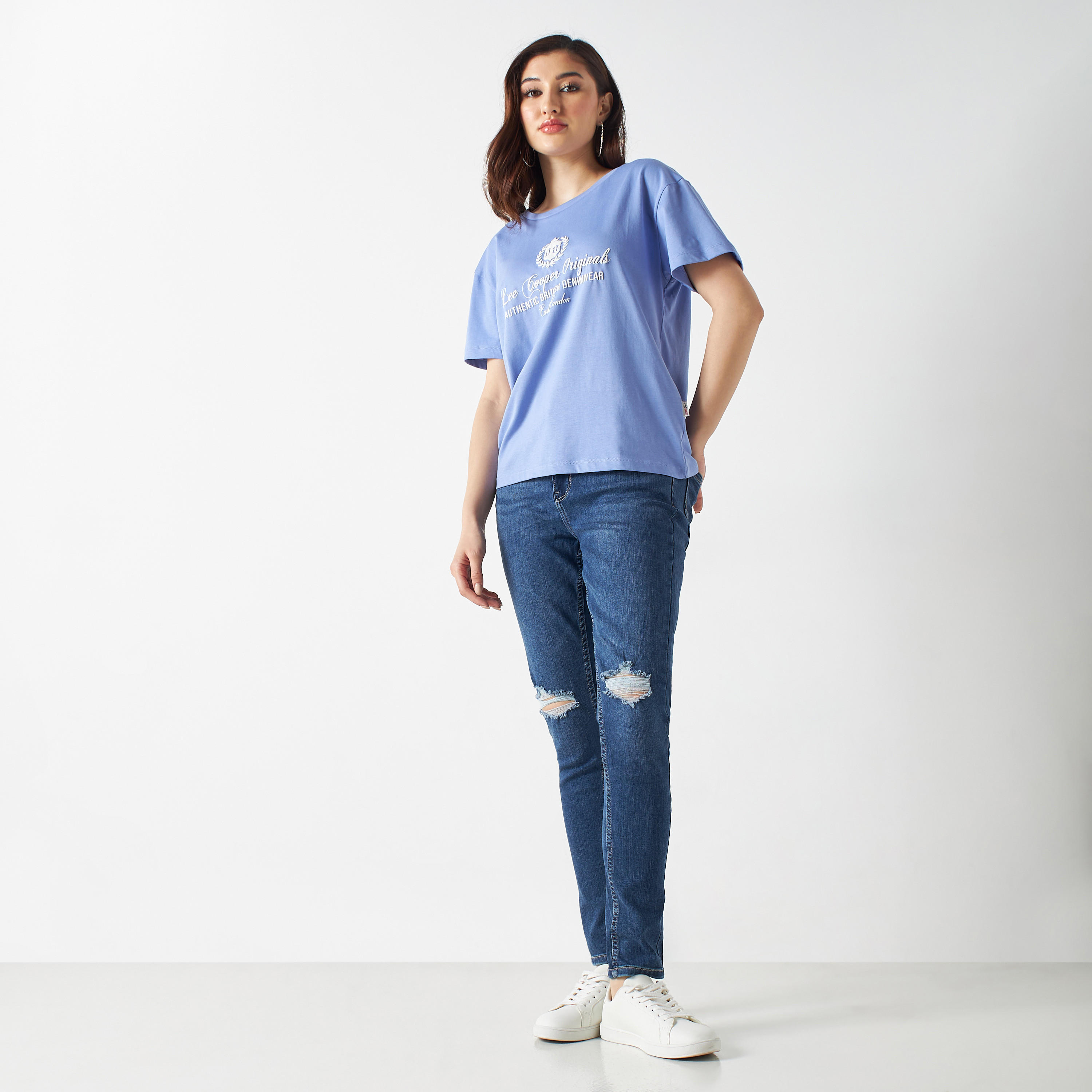 تيشيرت بتفاصيل تيبوجرافية وأكمام قصيرة من لي كوبر-women-clothing-tshirts-image-2