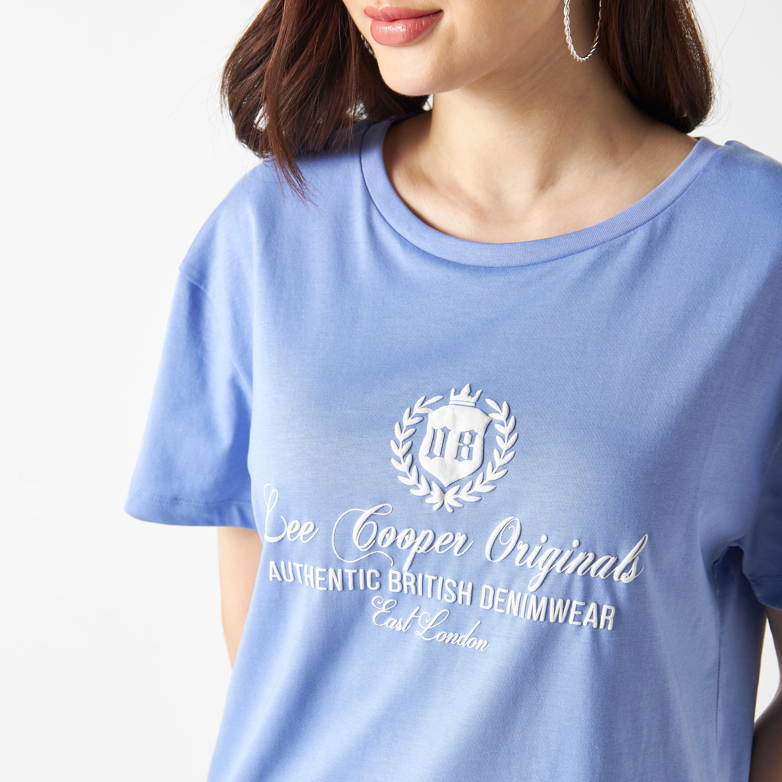 تيشيرت بتفاصيل تيبوجرافية وأكمام قصيرة من لي كوبر-women-clothing-tshirts-image-4