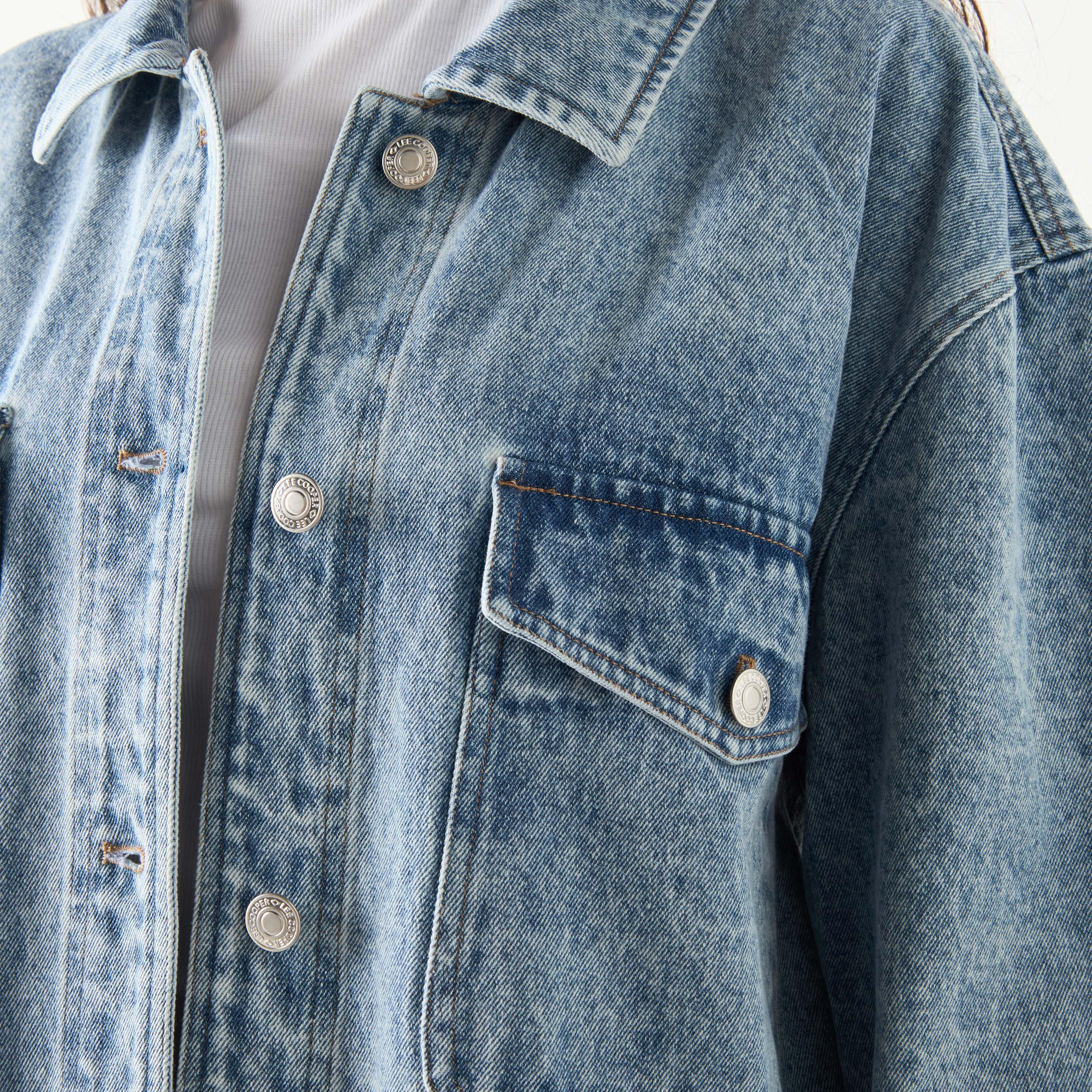 قميص دينم بأكمام طويلة وجيوب من لي كوبر-women-clothing-shirtsandblouses-shirts-image-4