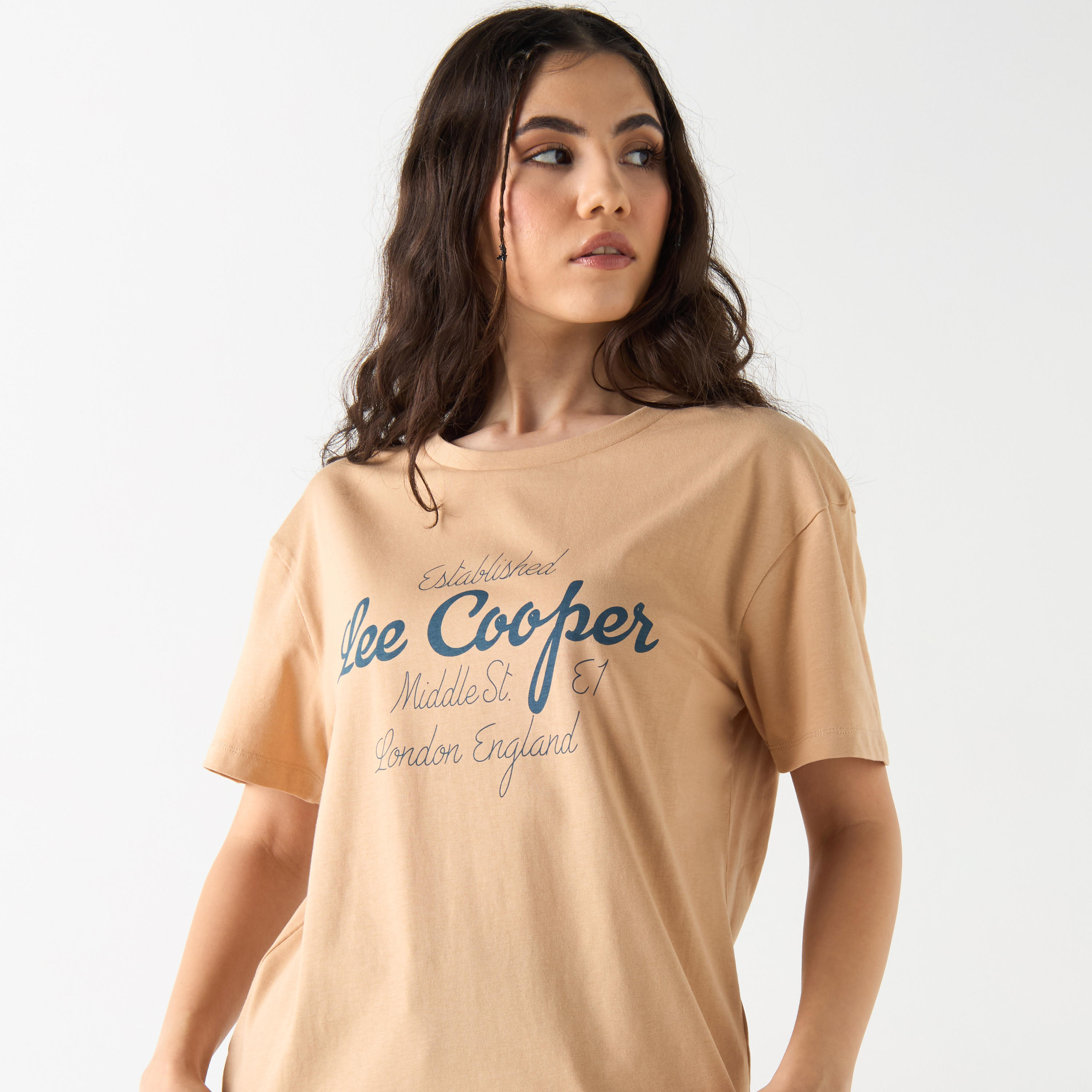 تيشيرت قطن بياقة ضيّقة وأكمام قصيرة وطبعات من لي كوبر-women-clothing-tshirts-image-1