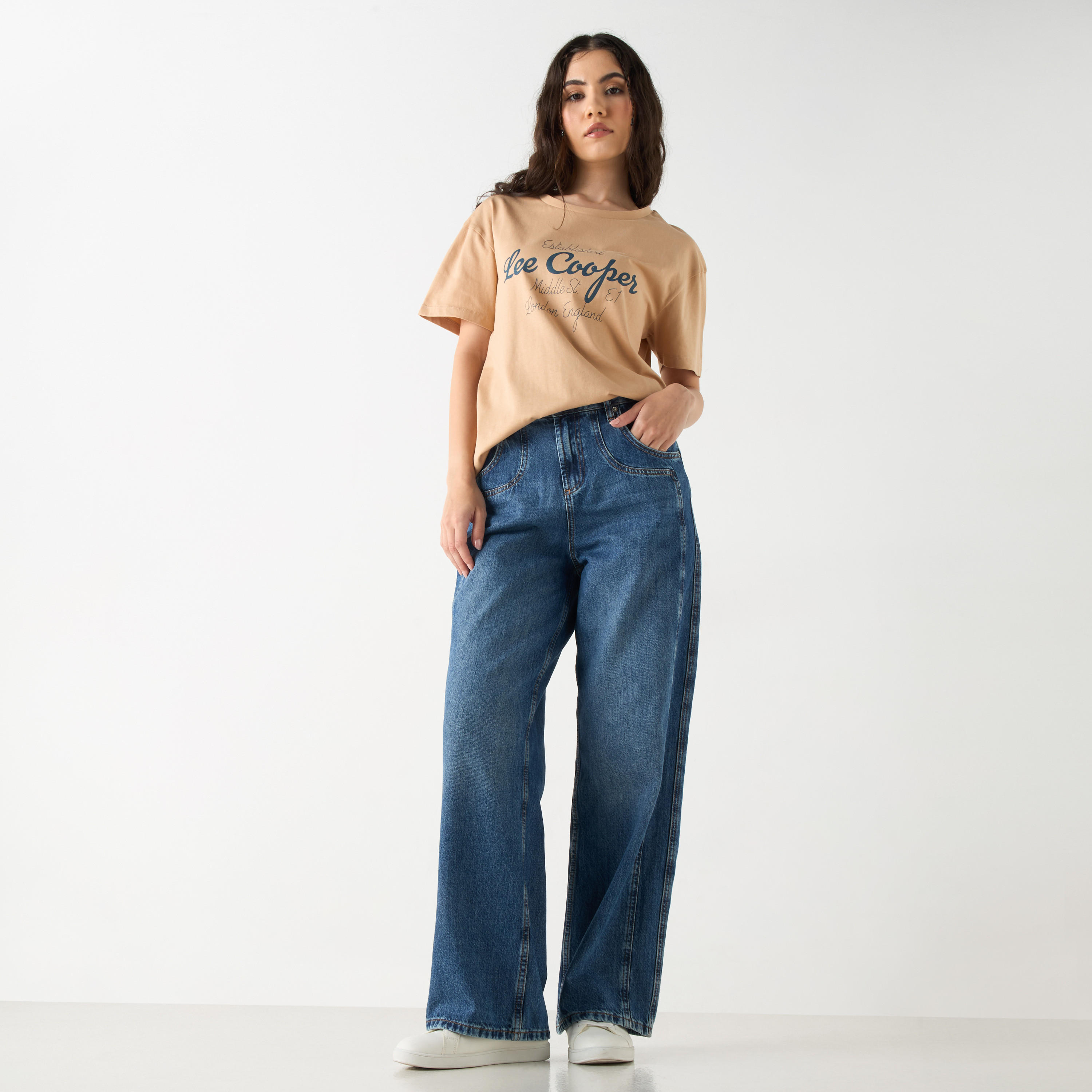 تيشيرت قطن بياقة ضيّقة وأكمام قصيرة وطبعات من لي كوبر-women-clothing-tshirts-image-2