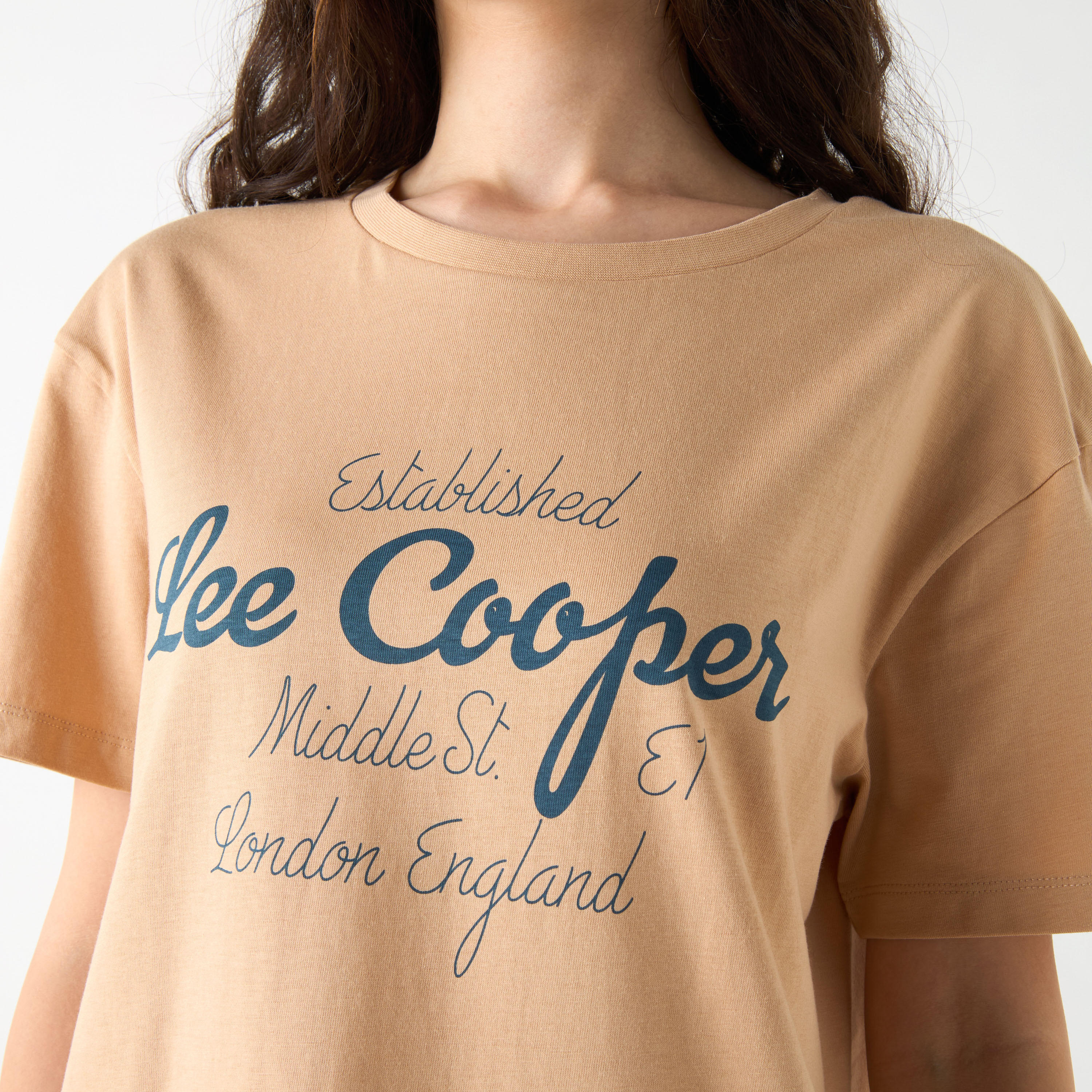 تيشيرت قطن بياقة ضيّقة وأكمام قصيرة وطبعات من لي كوبر-women-clothing-tshirts-image-4