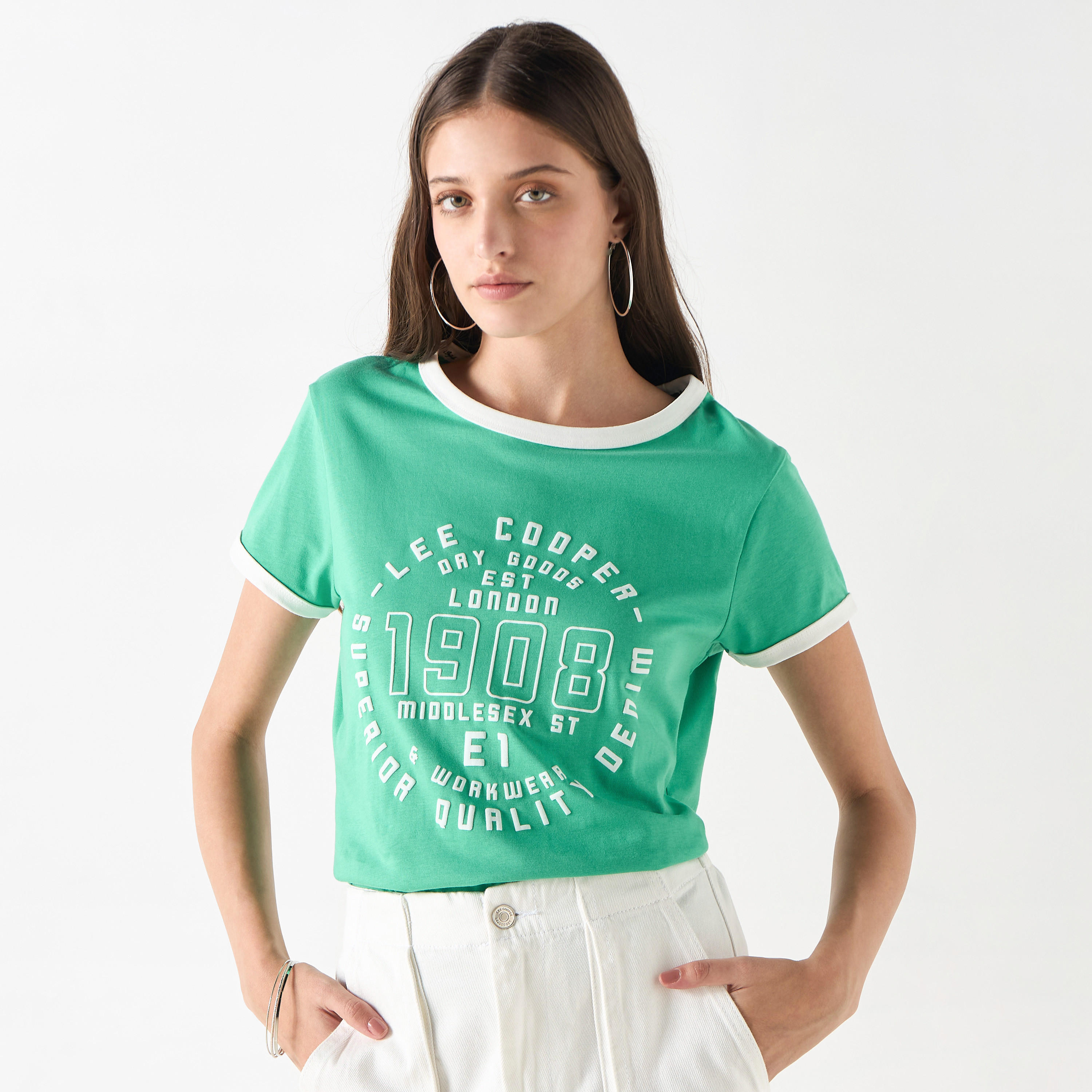 تيشيرت بياقة ضيّقة وأكمام قصيرة وطبعات من لي كوبر-women-clothing-tshirts-image-1