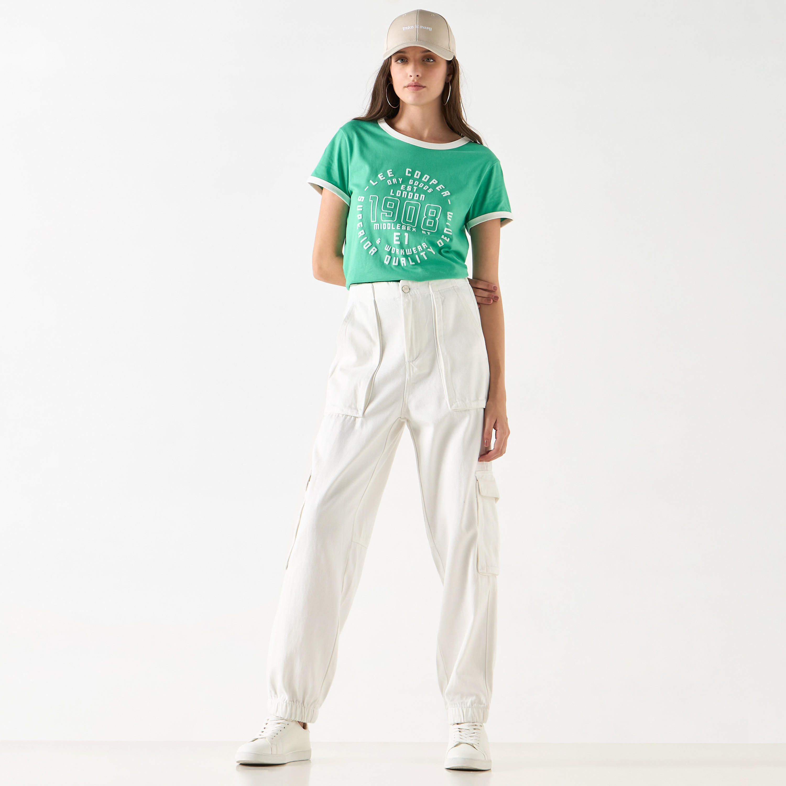 تيشيرت بياقة ضيّقة وأكمام قصيرة وطبعات من لي كوبر-women-clothing-tshirts-image-2