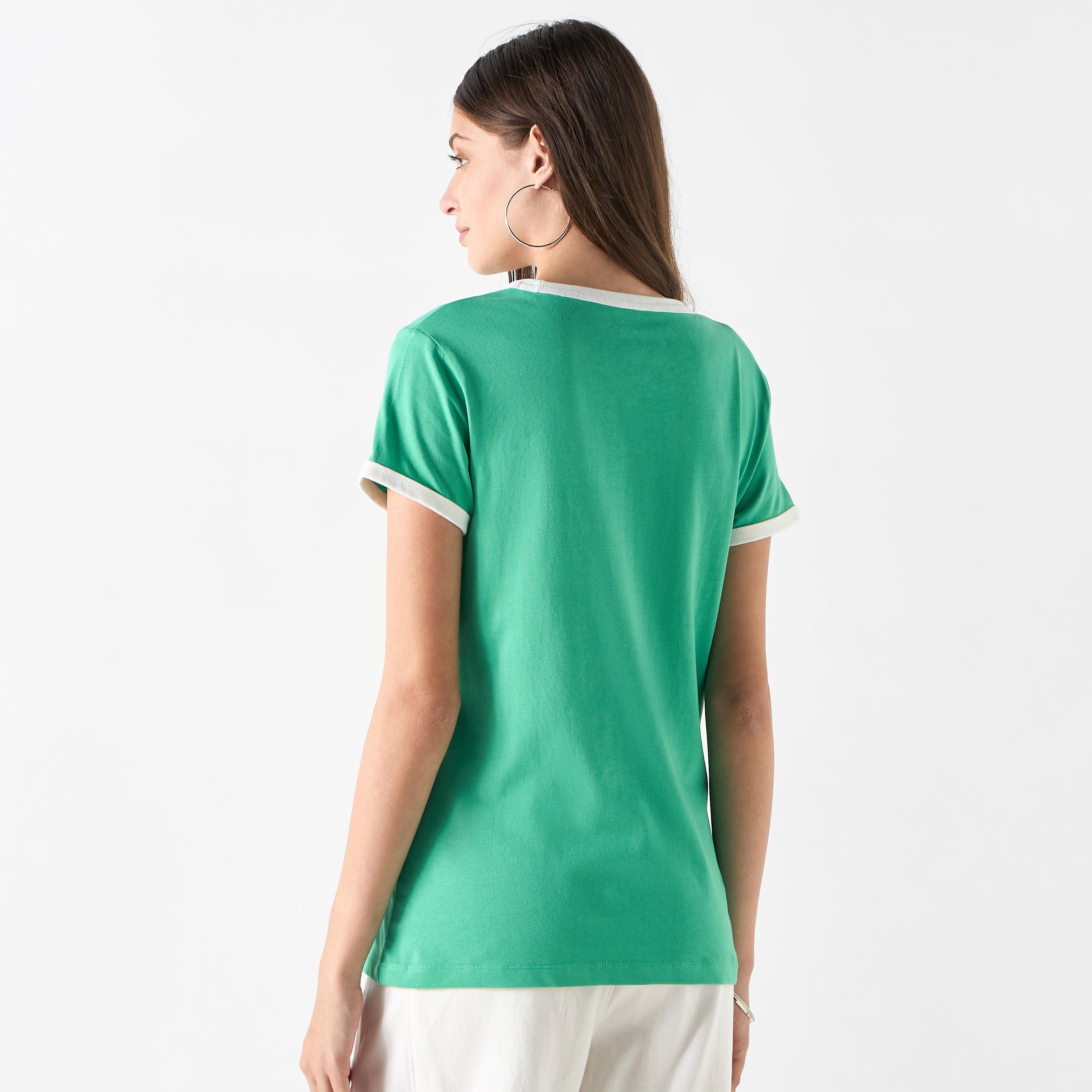 تيشيرت بياقة ضيّقة وأكمام قصيرة وطبعات من لي كوبر-women-clothing-tshirts-image-3