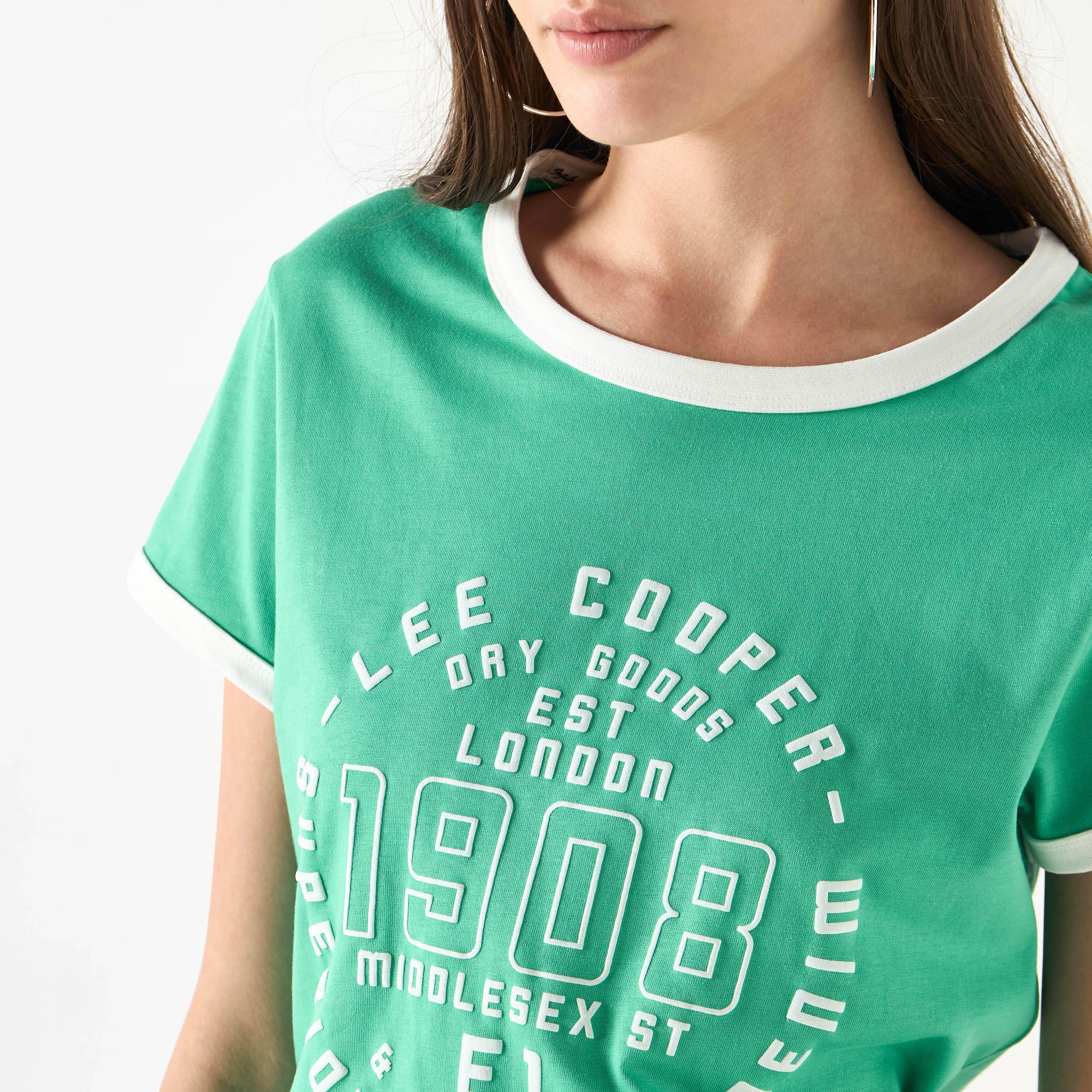 تيشيرت بياقة ضيّقة وأكمام قصيرة وطبعات من لي كوبر-women-clothing-tshirts-image-4