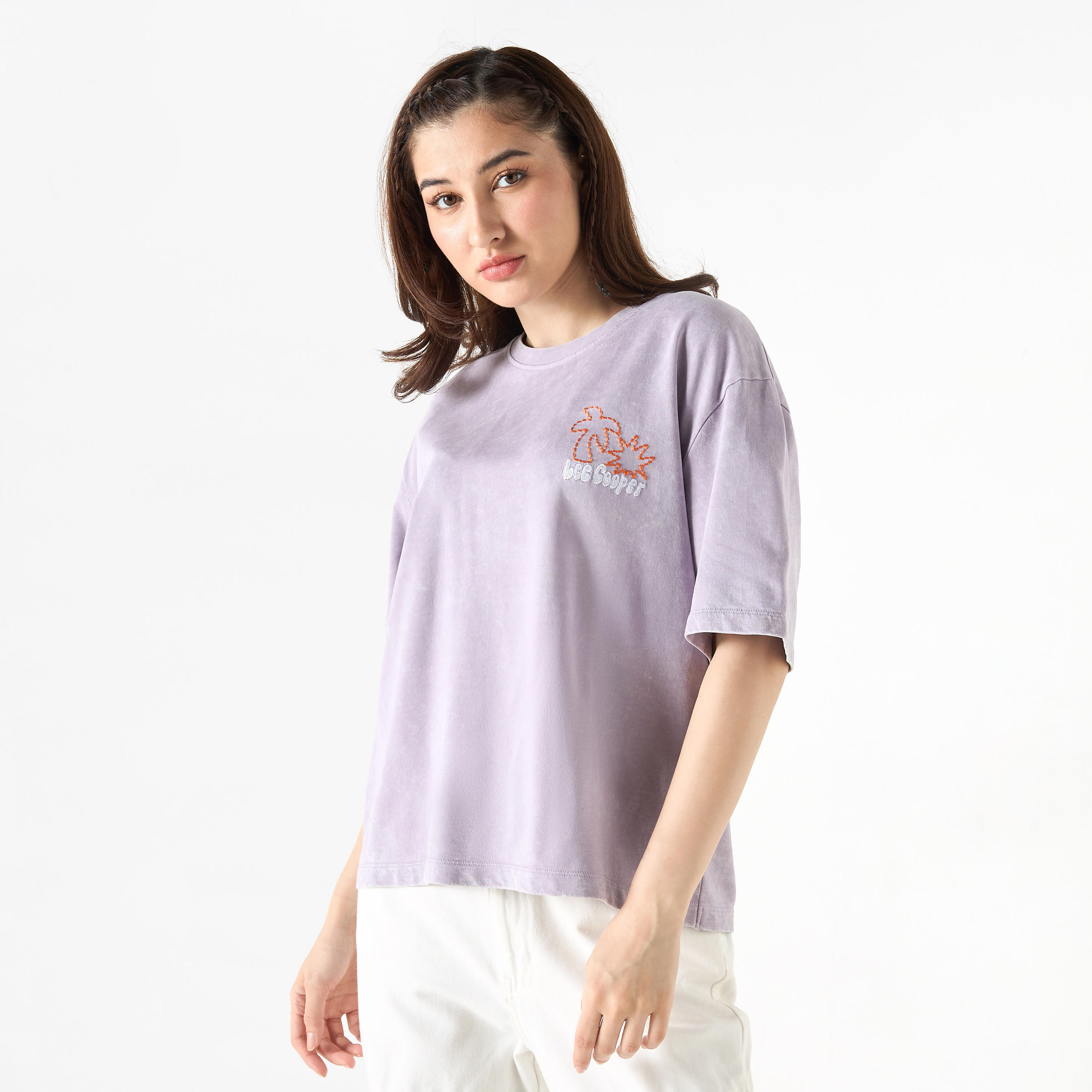 تيشيرت مطرز بياقة ضيقة وأكمام قصيرة من لي كوبر-women-clothing-tshirts-image-3