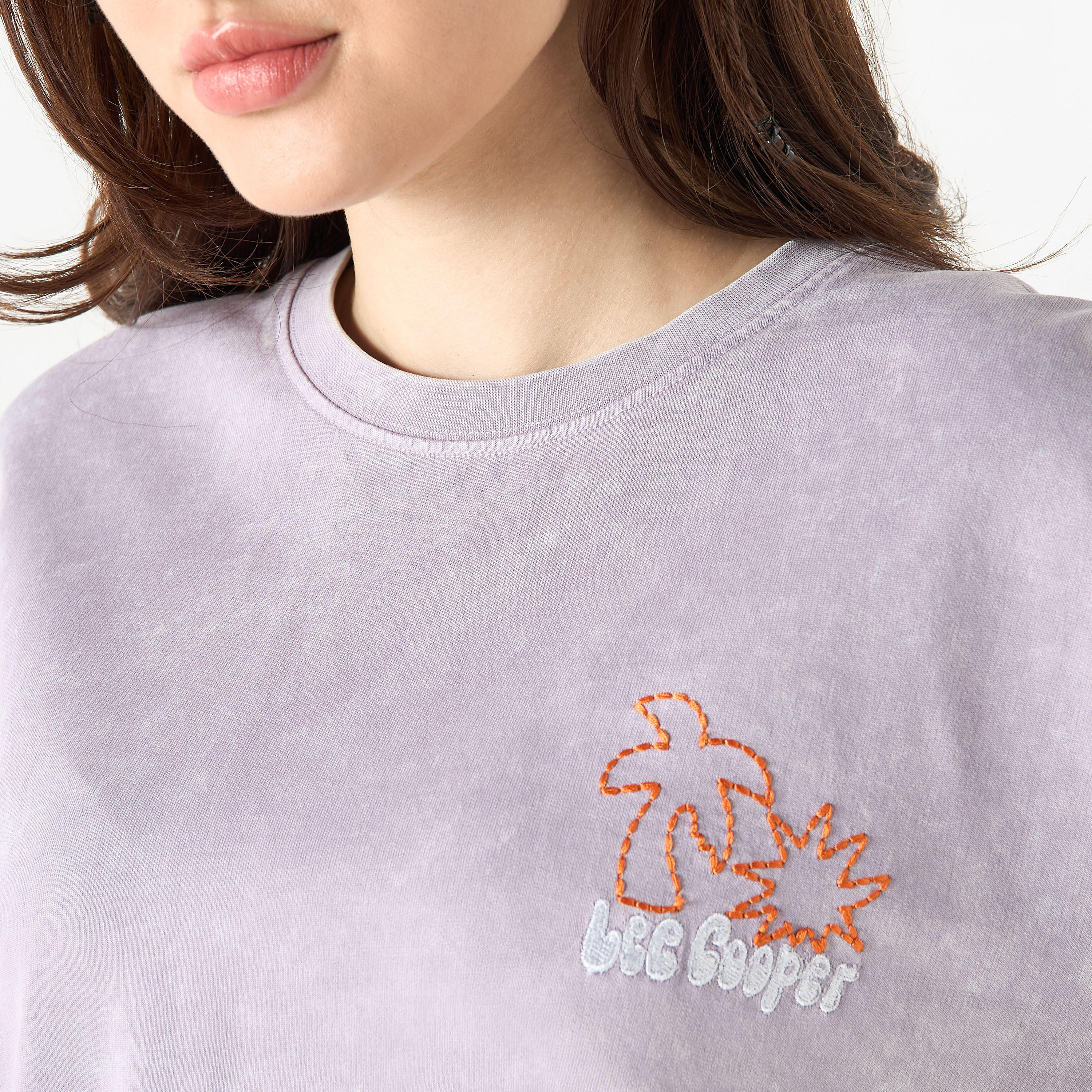 تيشيرت مطرز بياقة ضيقة وأكمام قصيرة من لي كوبر-women-clothing-tshirts-image-4