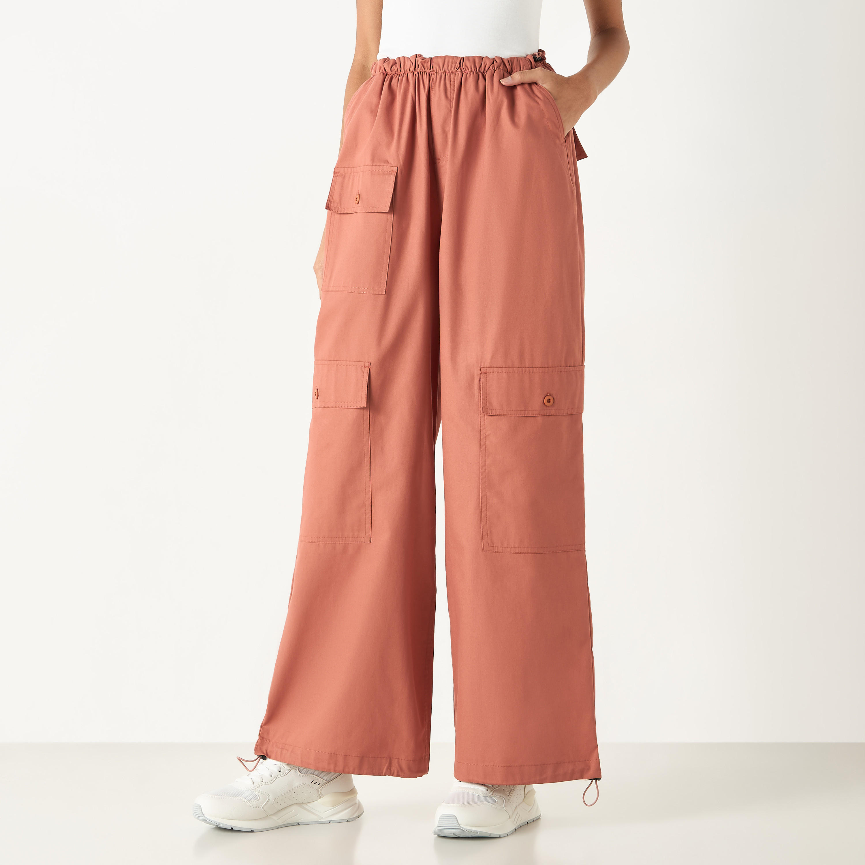 بنطلون دينم واسع الساقين بجيوب من لي كوبر-women-clothing-trousers-image-1