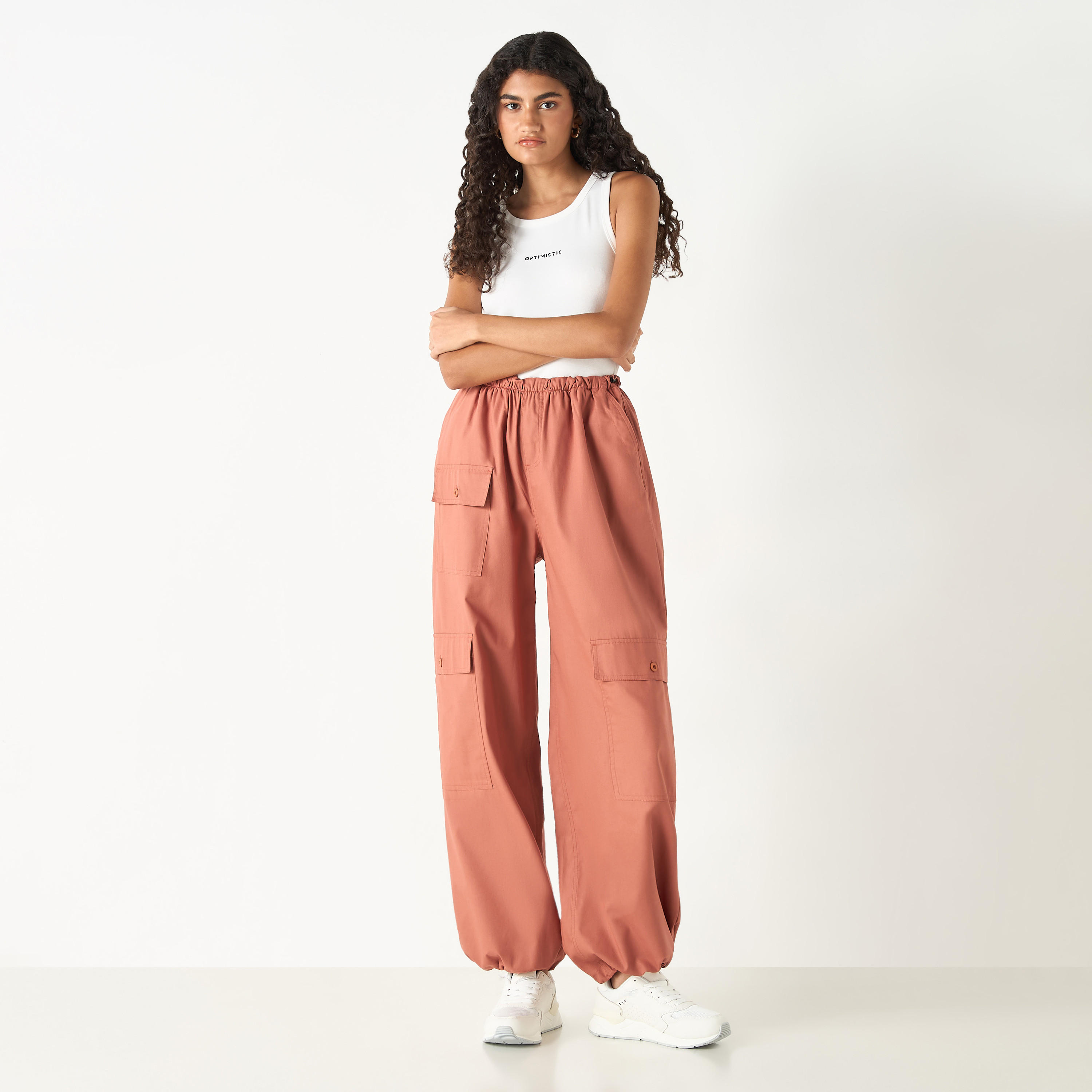 بنطلون دينم واسع الساقين بجيوب من لي كوبر-women-clothing-trousers-image-2