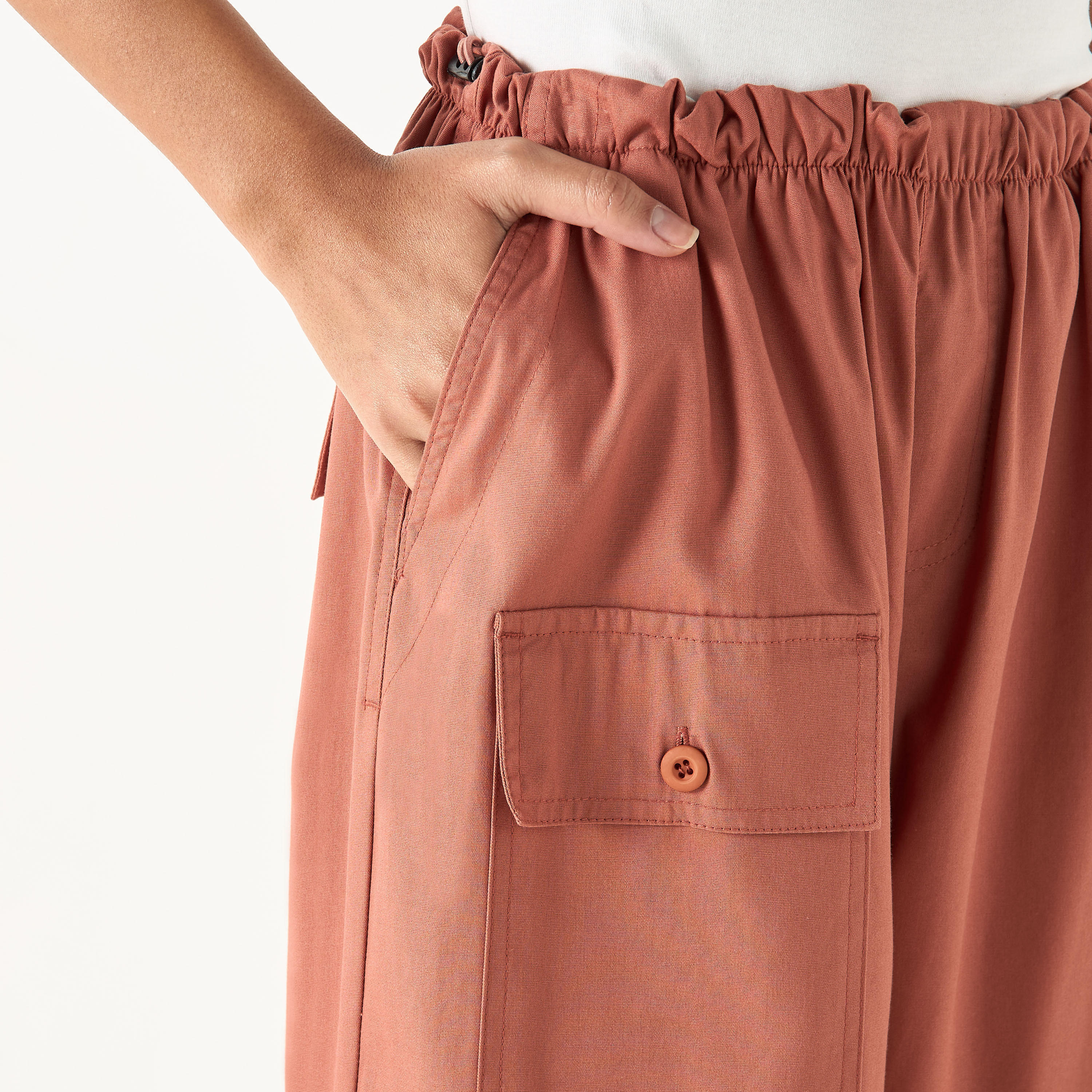 بنطلون دينم واسع الساقين بجيوب من لي كوبر-women-clothing-trousers-image-4