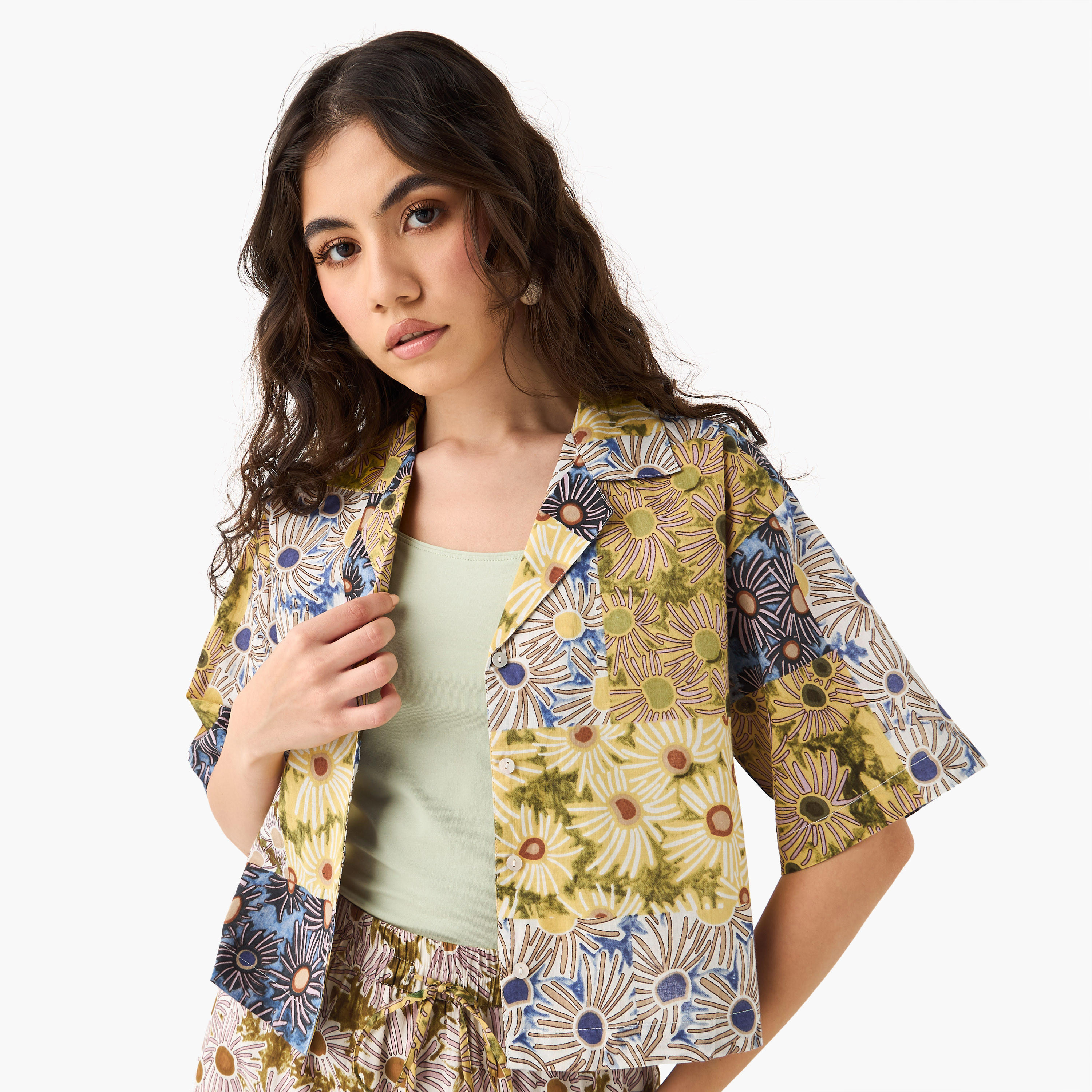قميص قطن بقصّة عادية وياقة كامب وطبعات أزهار من لي كوبر-women-clothing-shirtsandblouses-shirts-image-1