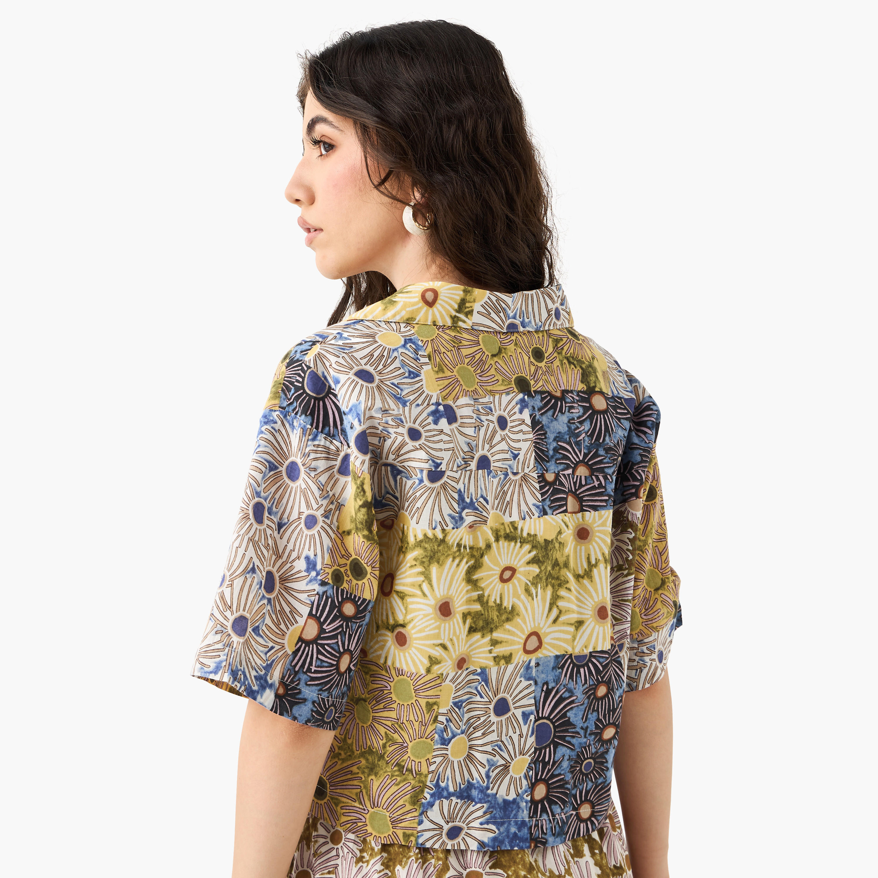 قميص قطن بقصّة عادية وياقة كامب وطبعات أزهار من لي كوبر-women-clothing-shirtsandblouses-shirts-image-3