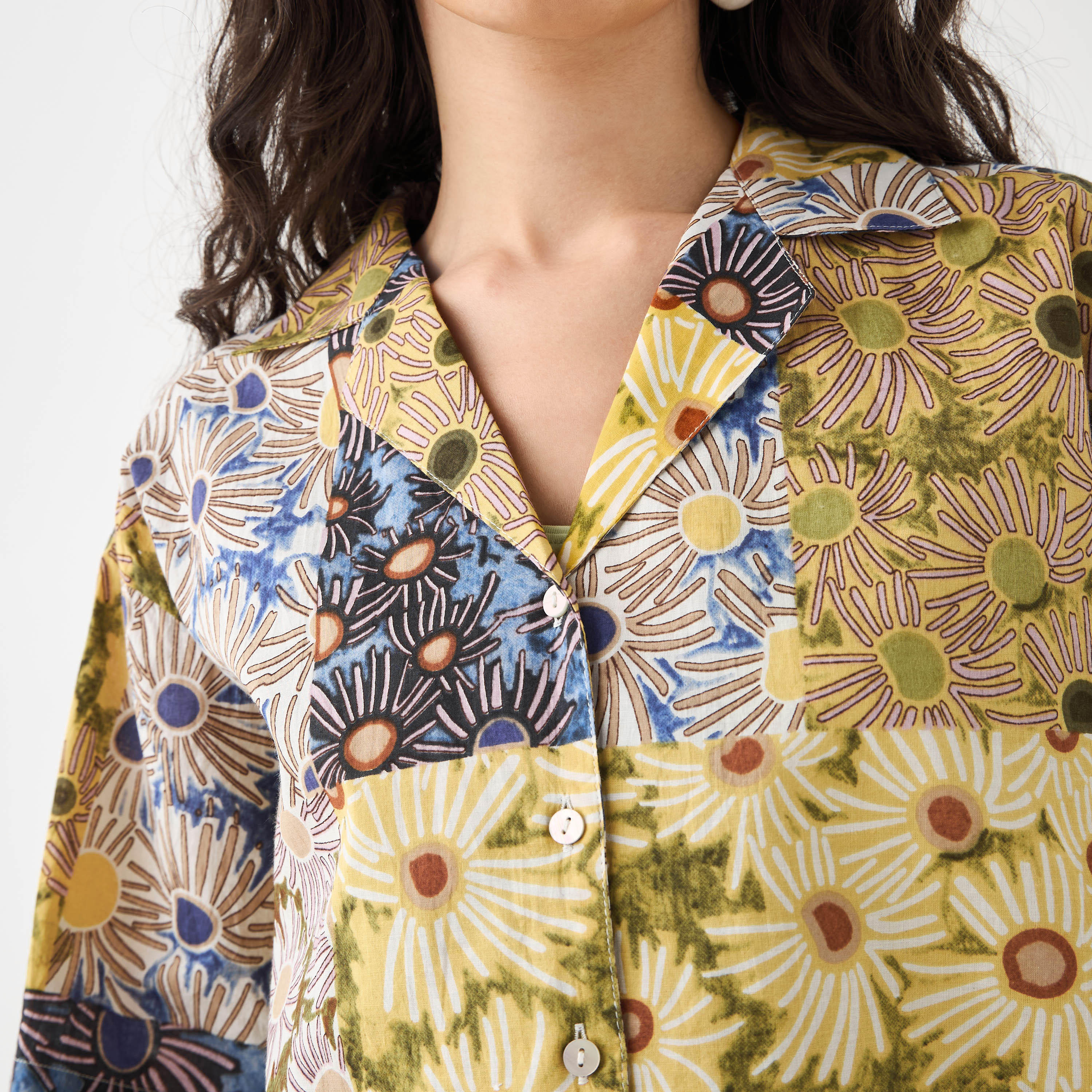 قميص قطن بقصّة عادية وياقة كامب وطبعات أزهار من لي كوبر-women-clothing-shirtsandblouses-shirts-image-4