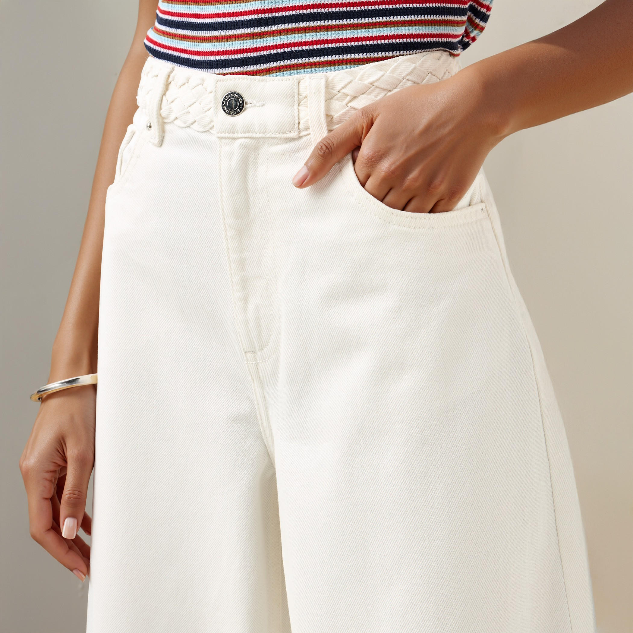 بنطلون جينز بخصر مرتفع مضفر وقصة عادية وجيوب من لي كوبر-women-clothing-bottoms-jeans-image-4