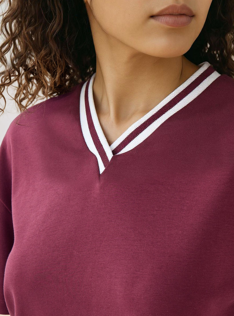 تيشيرت قطن بياقة V وطبعات تايبوجرافيك من لي كوبر-women-clothing-tshirts-image-4
