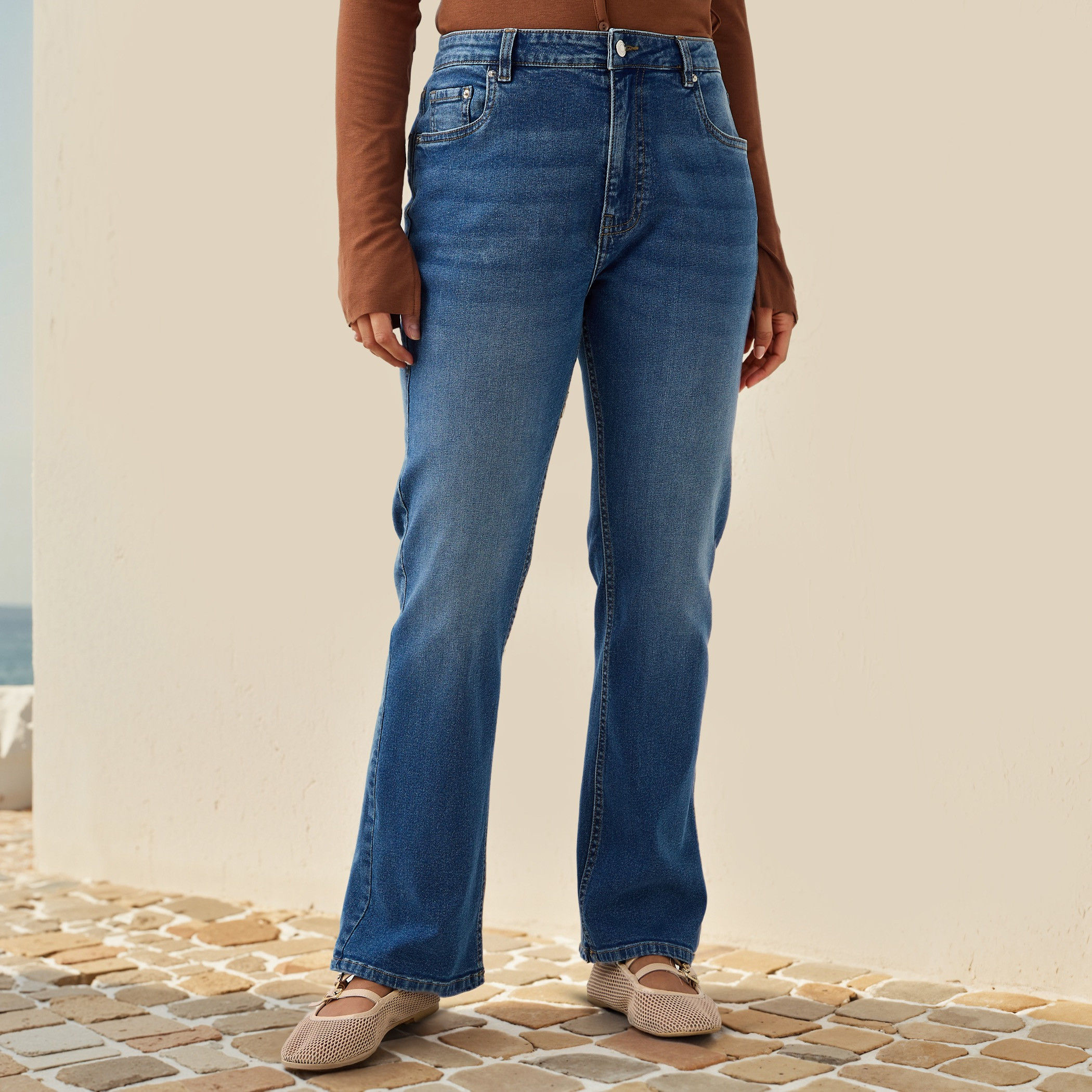 بنطلون جينز بقصّة بوت كت مع جيوب من لي كوبر-women-clothing-bottoms-jeans-image-10