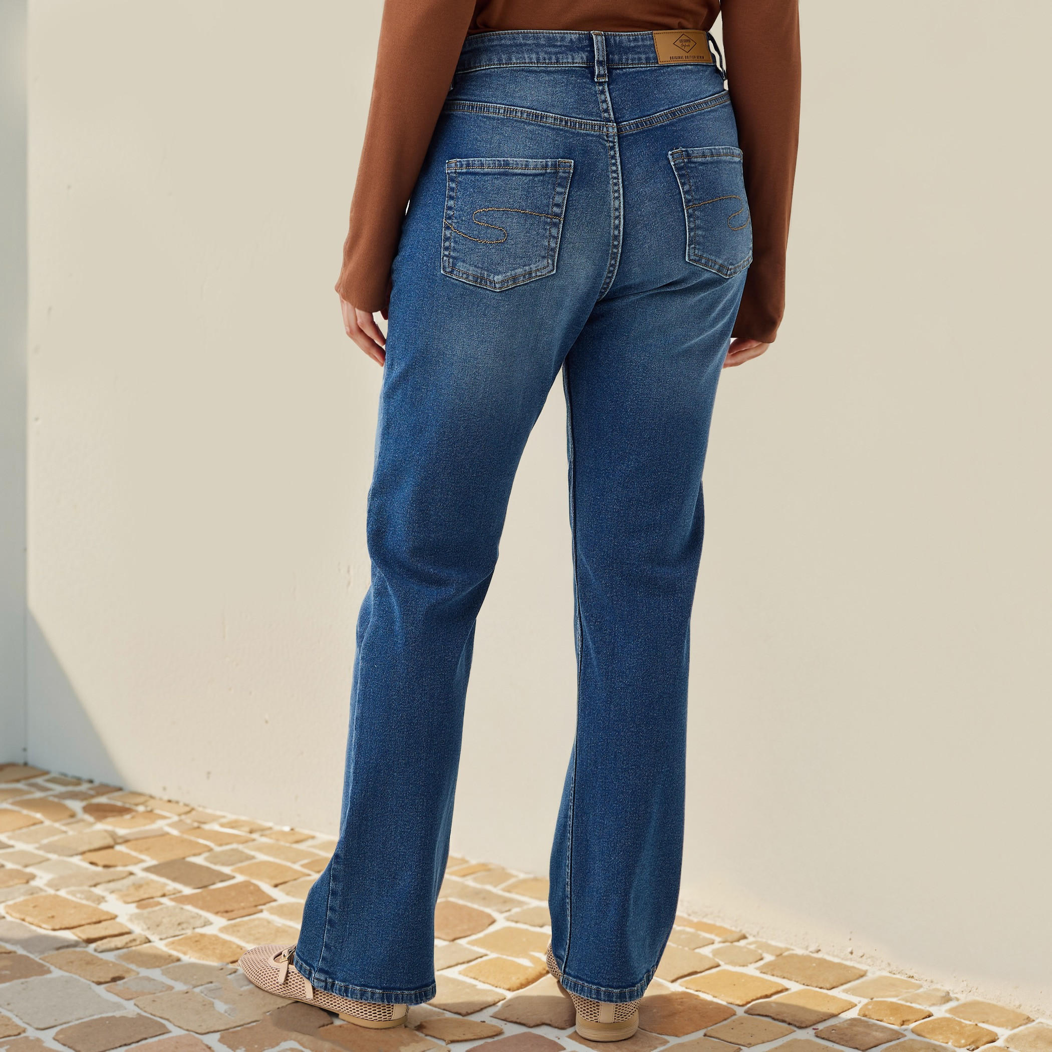 بنطلون جينز بقصّة بوت كت مع جيوب من لي كوبر-women-clothing-bottoms-jeans-image-8