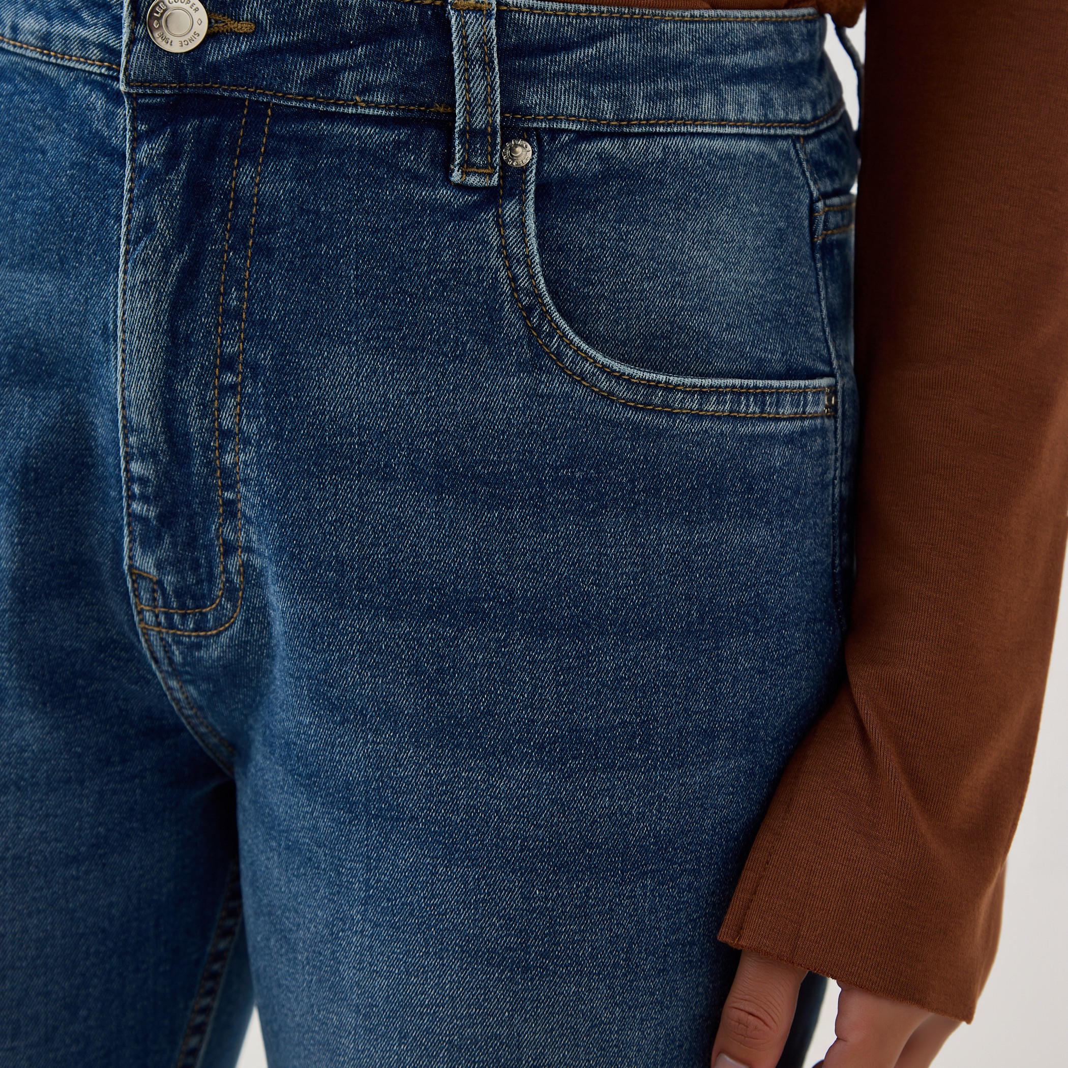 بنطلون جينز بقصّة بوت كت مع جيوب من لي كوبر-women-clothing-bottoms-jeans-image-7