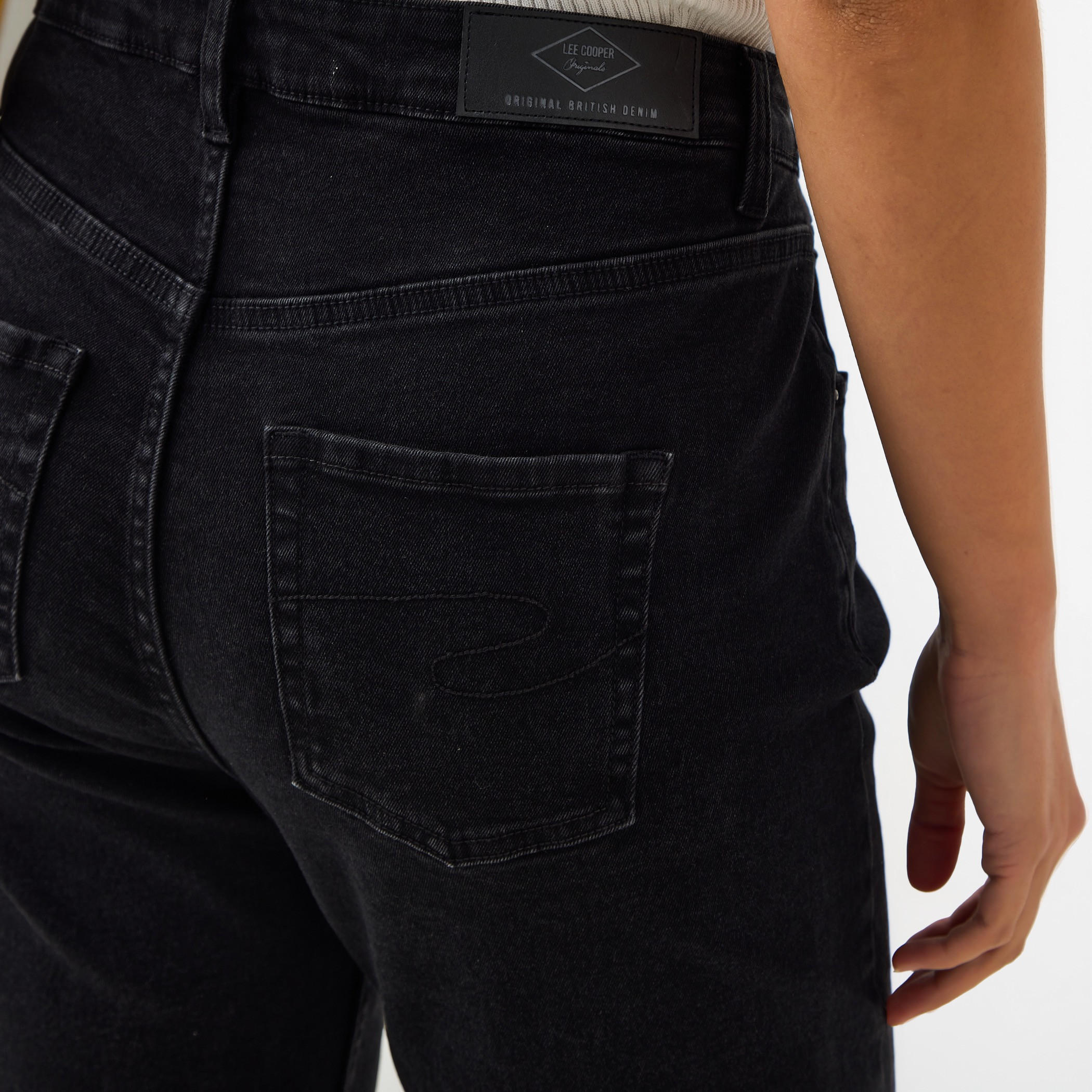 بنطلون جينز بقصّة بوت كت مع جيوب من لي كوبر-women-clothing-bottoms-jeans-image-1