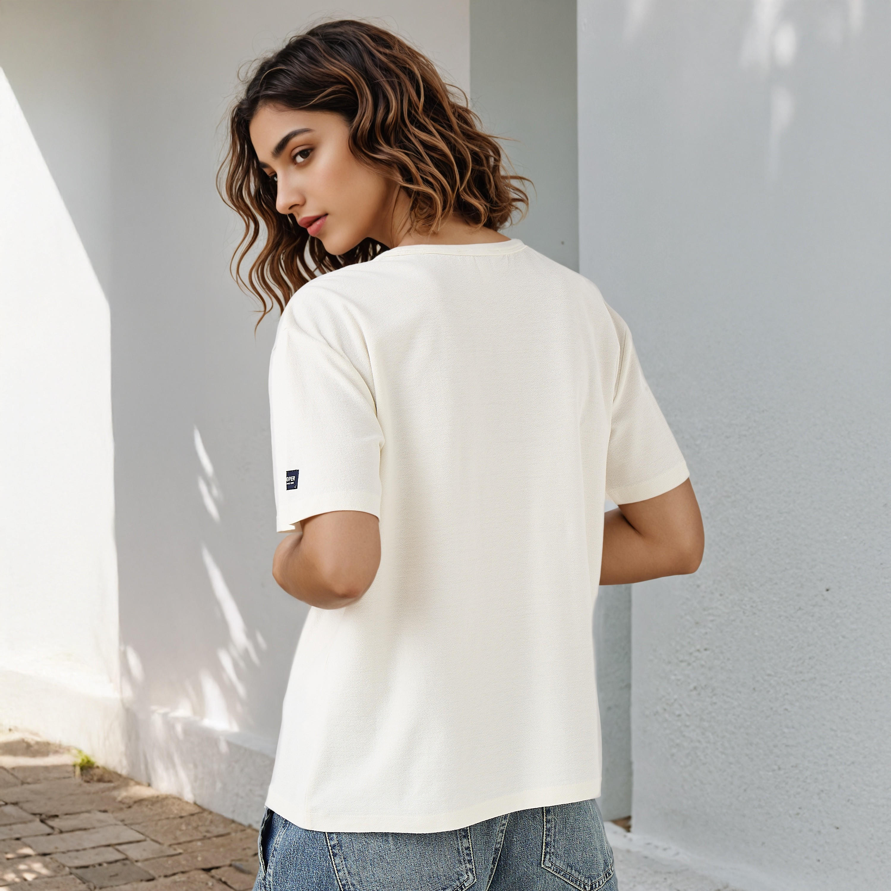 تيشيرت بقصة عادية وطبعات من لي كوبر-women-clothing-tshirts-image-3